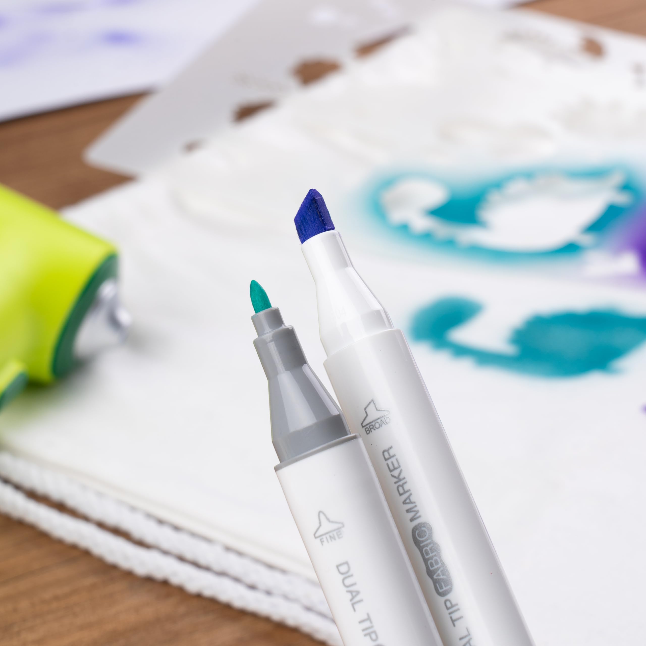 JOLLY Airbrush Textil Set, inkl. 12 Textilmarker mit Doppelspitze, 4 Schablonen und 1 Sportbeutel, leuchtende und satte Farben, nach Fixierung Waschmaschinenfest, Textilfarbe zum sprühen