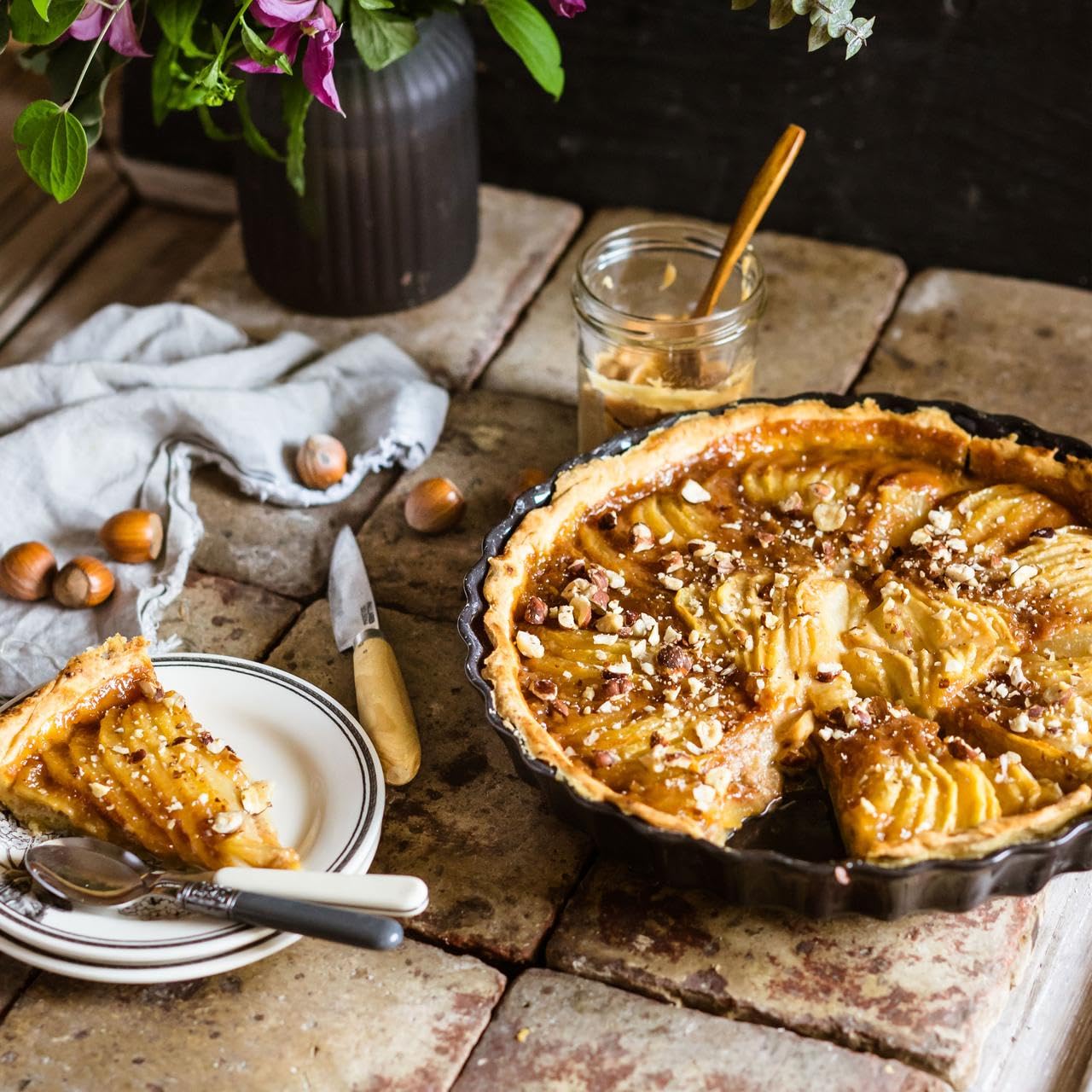 Emile Henry Plat à Tarte 29,5 cm – Céramique Haute Résistance Beige Argile – Cuisson Homogène et Démoulage Facile – Fabriqué en France