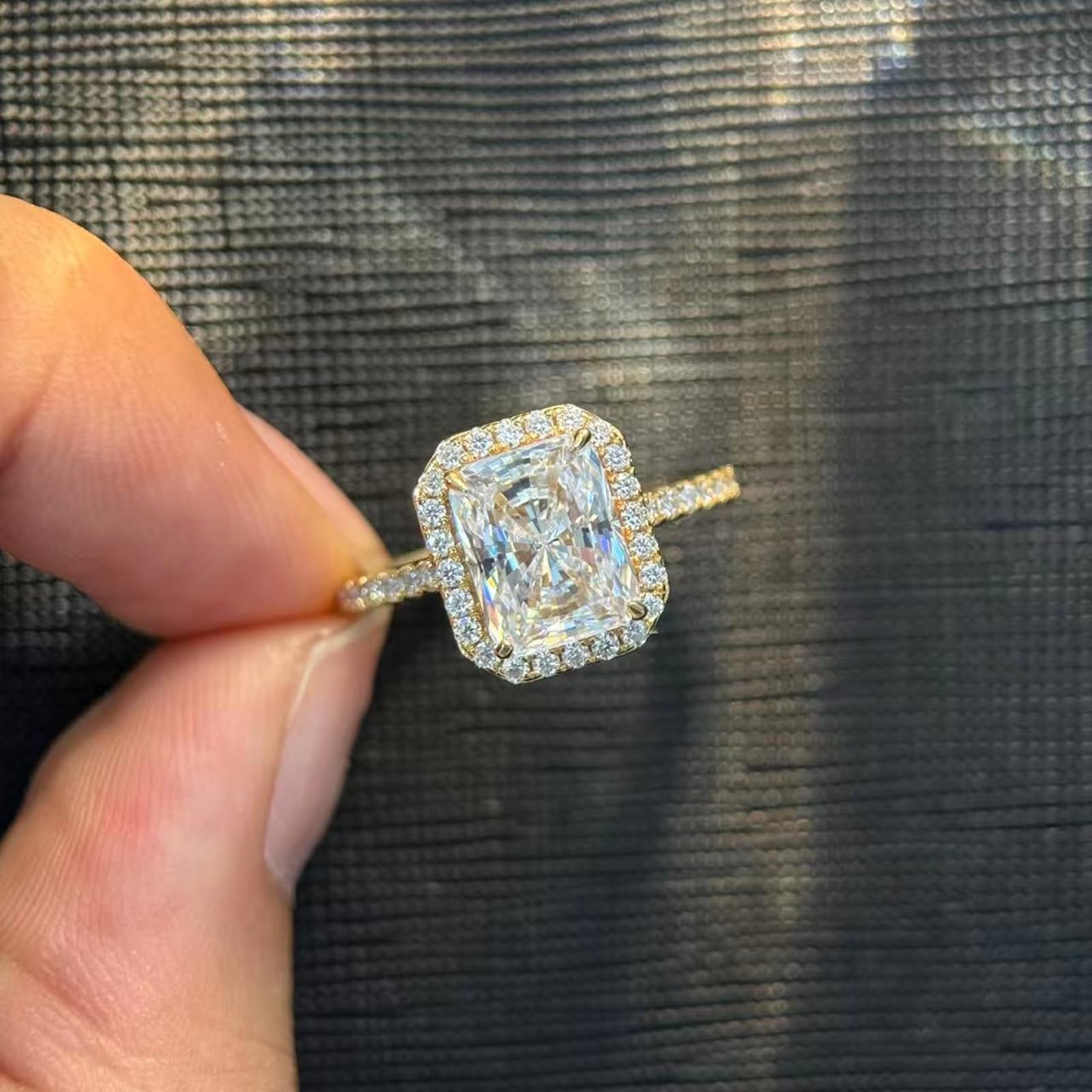 18K (750) żółte złoto – 10 ct obrączki ślubne 750 złoto damskie, półrzęd, 4-pazurowy moissanit o szlifie promieniowym, 6 ct, rozm. damski 53 (16,9)