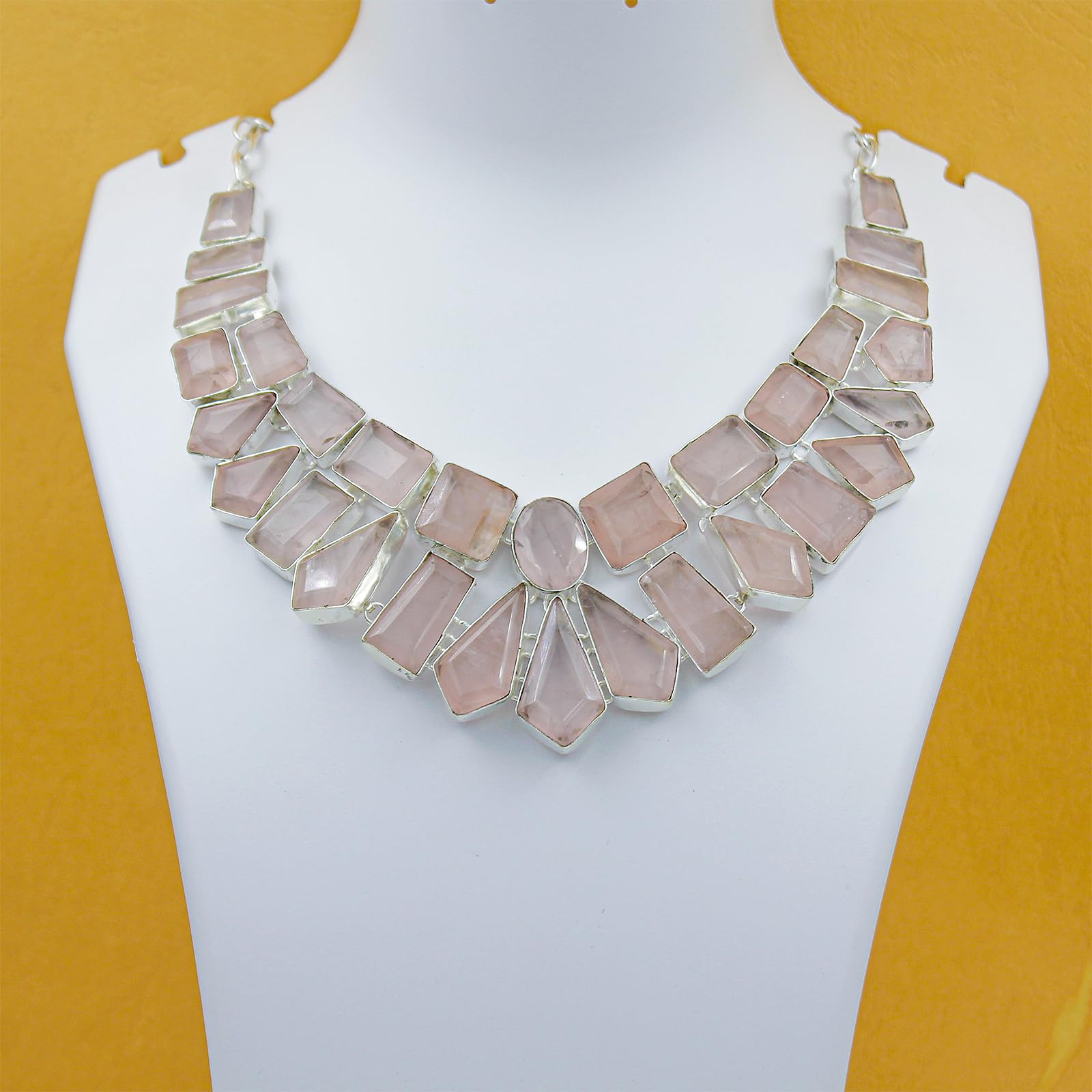 Choker artigianale donna in quarzo rosa collana placcata argento elegante regolabile 45 cm gioiello fatto a mano stile boho chic statement romantico perfetto per anniversari o come idea regalo dolce