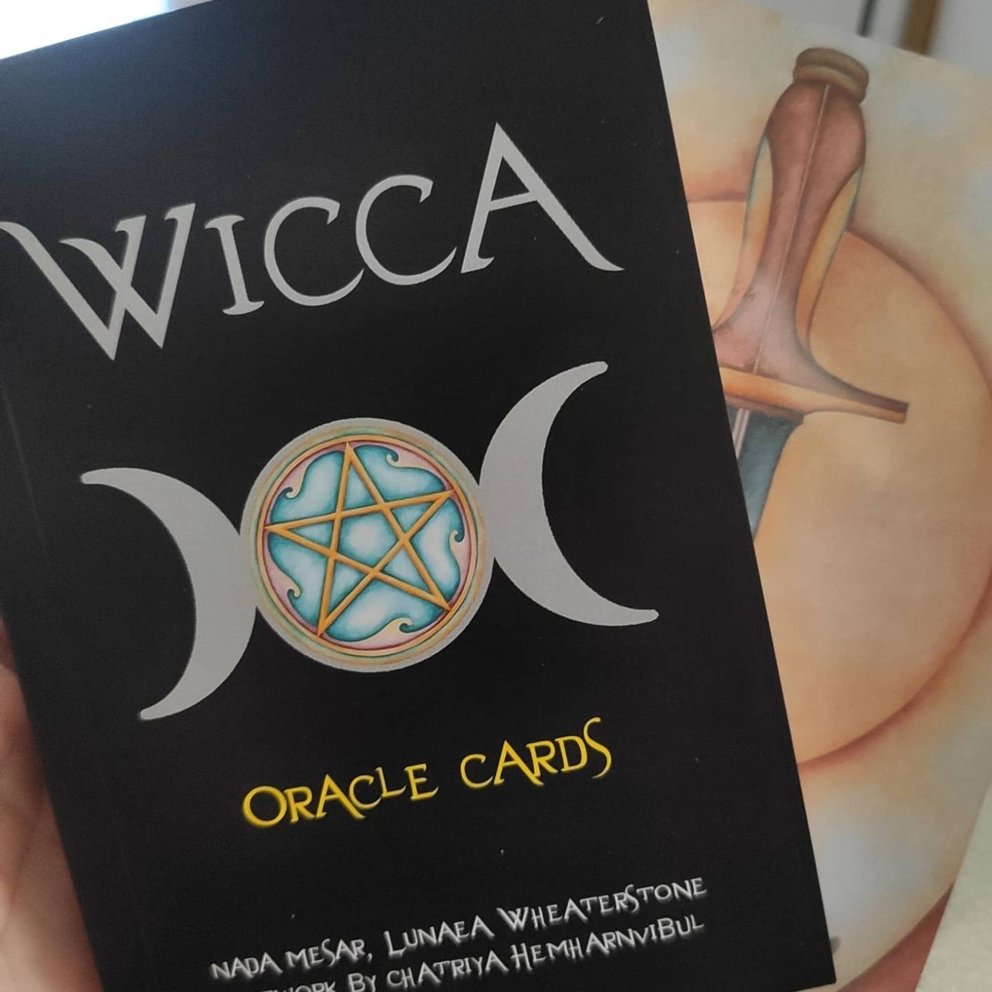 Wicca Oracle Di Lunaea Weatherstone – Set Mazzo Oracolo 32 Carte Con Scatola Rigida E Libretto Istruzioni Multilingue (Italiano Incluso)