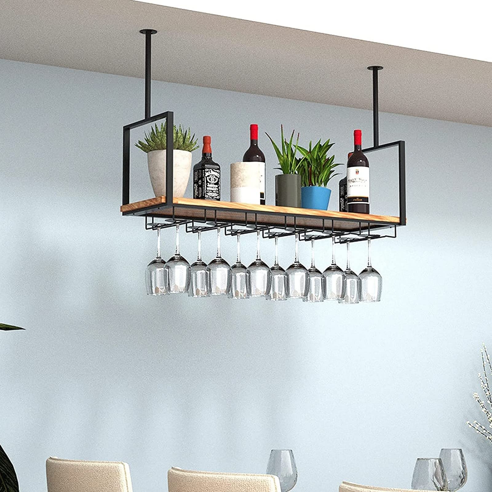 Armoire à vin suspendue pour une décoration de bar chic et design rustique noir