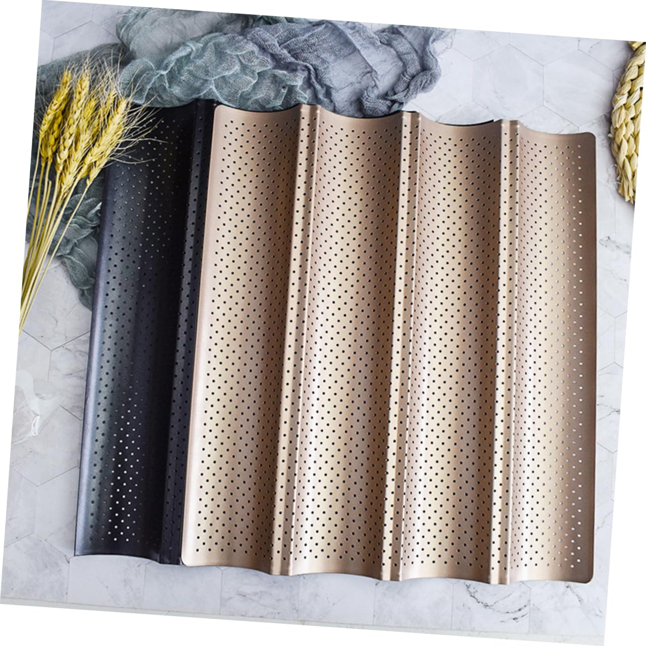 Bandeja para Hornear Baguette Antiadherente Dorada de Acero al Carbono | Orificios de Ventilación, Reutilizable y Resistente al Calor, para Pan Casero, Limpieza Sencilla
