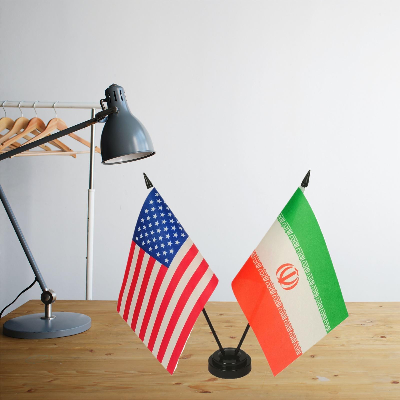 Produktbild von Tisch-Flagge Iran 15x10cm Mit Kunststoffständer - Flaggenshop