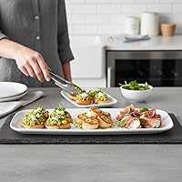Vista 4 de Bandeja rectangular blanca para servir (paquete de 2) – Bandeja desechable de 17.5 pulgadas para aperitivos, frutas y platos para servir, bandeja