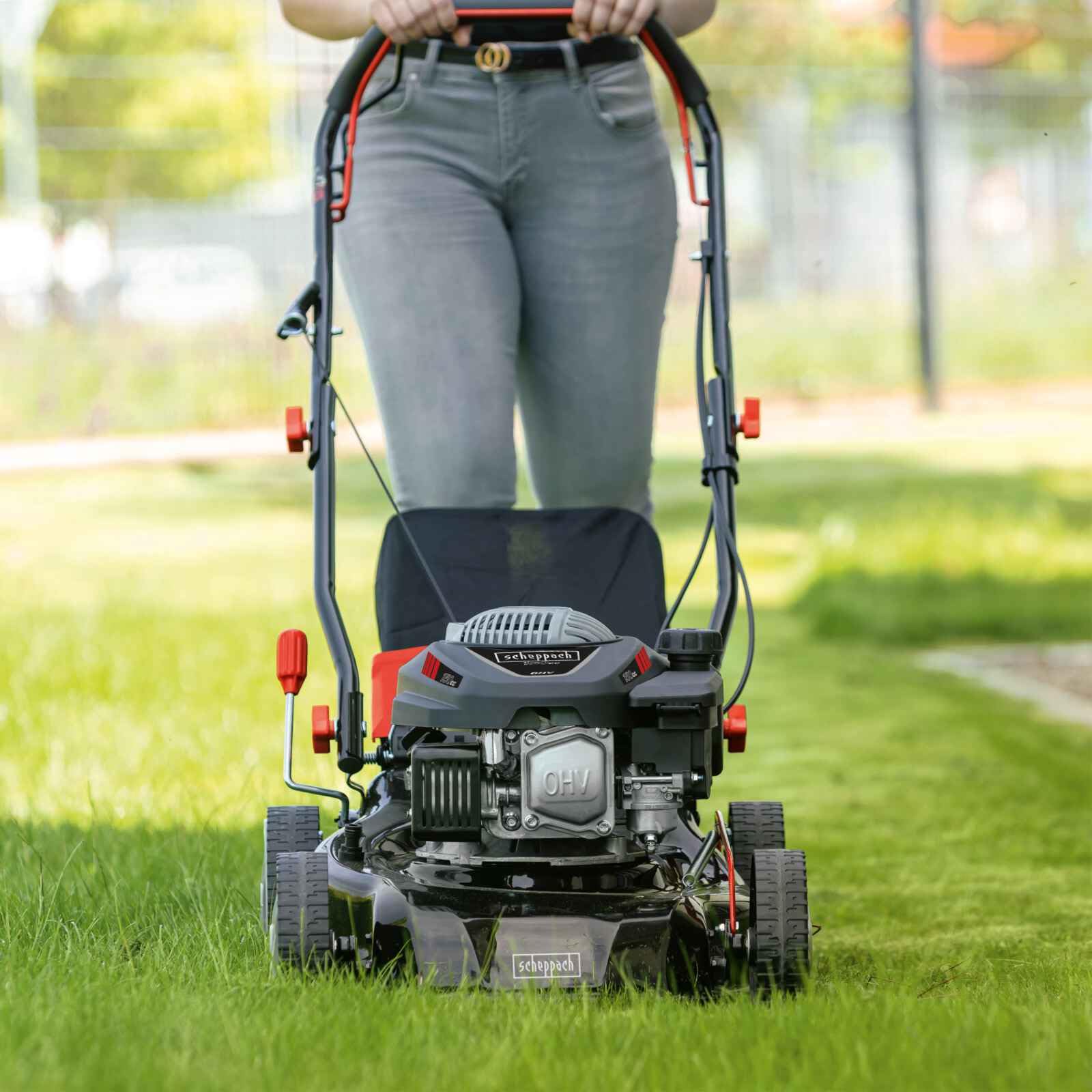 Scheppach Benzin Rasenmäher MS150-42 - 3,5PS | Schnittbreite 42cm | Radantrieb | Stahlgehäuse | Reinigungsfunktion | Mulchfunktion | 45L Korb | 7-stufige Höhenverstellung | inkl. 2. Messer & Motoröl