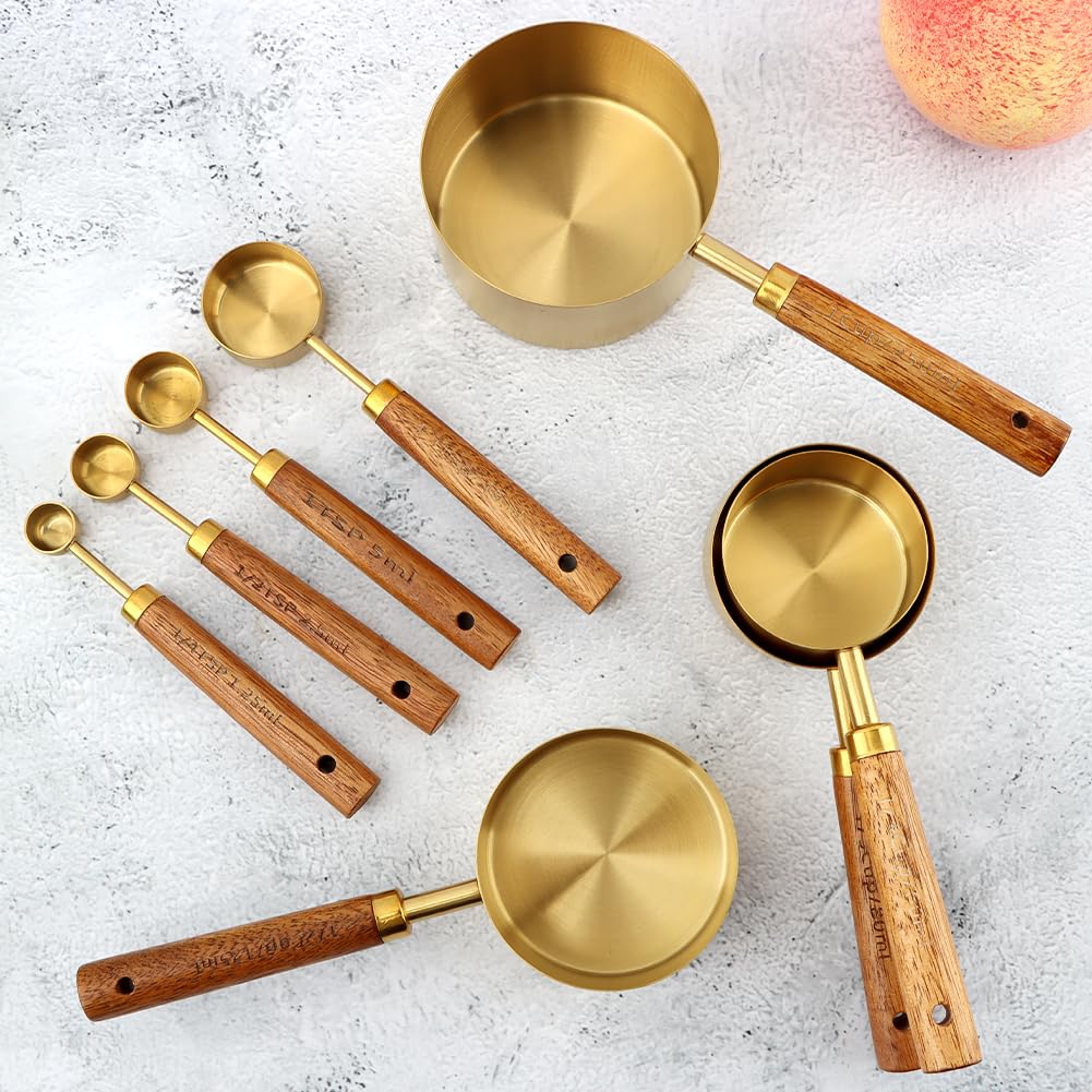 Gold Messbecher und Löffel 8er Set, Stapelbare Edelstahl Messlöffel und Messbecher Set mit Holzgriffen, Trocken- & Flüssigkeitsmessbecher zum Kochen & Backen