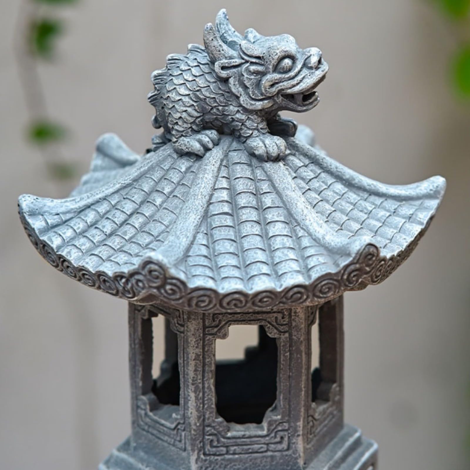 Farol de pagoda alimentado por energía solar, estatua de jardín de resina resistente con luz automática, decoración asiática al aire libre para patio gris (luces de mascota)