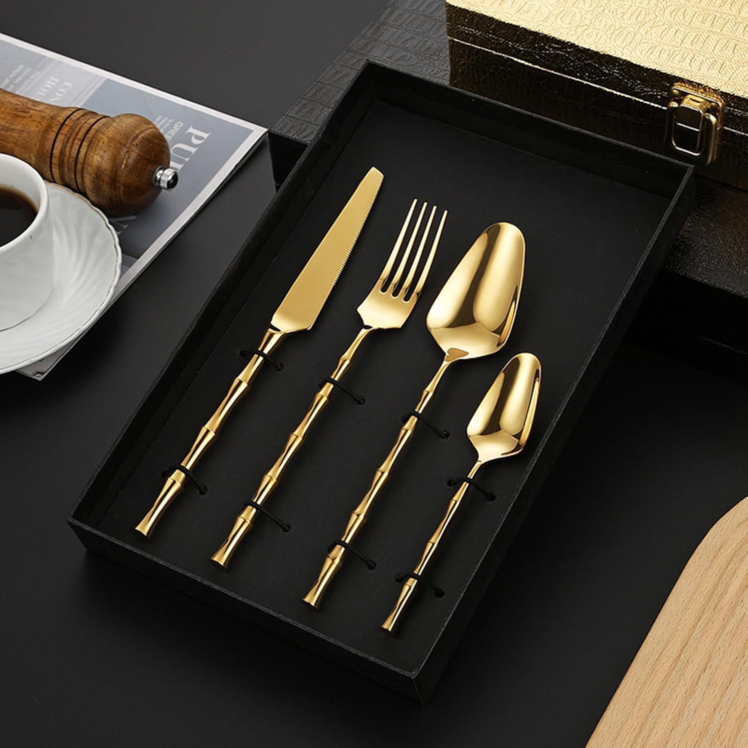 Ensemble de Couverts dorés pour 12 Personnes, en Acier Inoxydable 18/8 de qualité Alimentaire, Comprenant fourchettes et cuillères. Manche martelé Poli Miroir, Compatible Lave-Vaisselle.