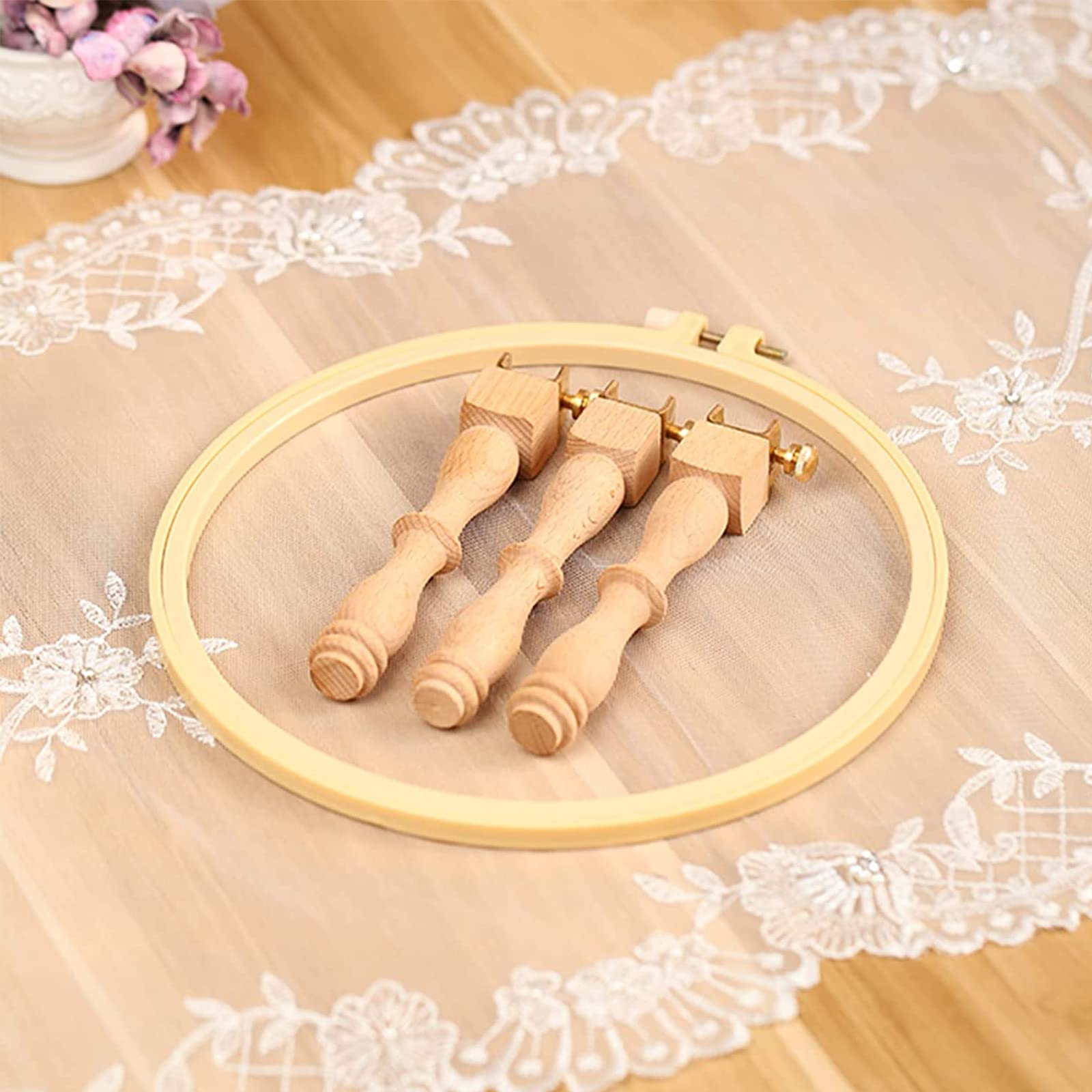 Dieser Stickrahmenständer mit 9,4-Zoll-Stickrahmen, ein tragbarer Stickrahmenständer aus Holz, ein Schoßständer für Handarbeiten und Kreuzstichrahmen, mit 4 Stützbeinen für Kreuzstichzubehör