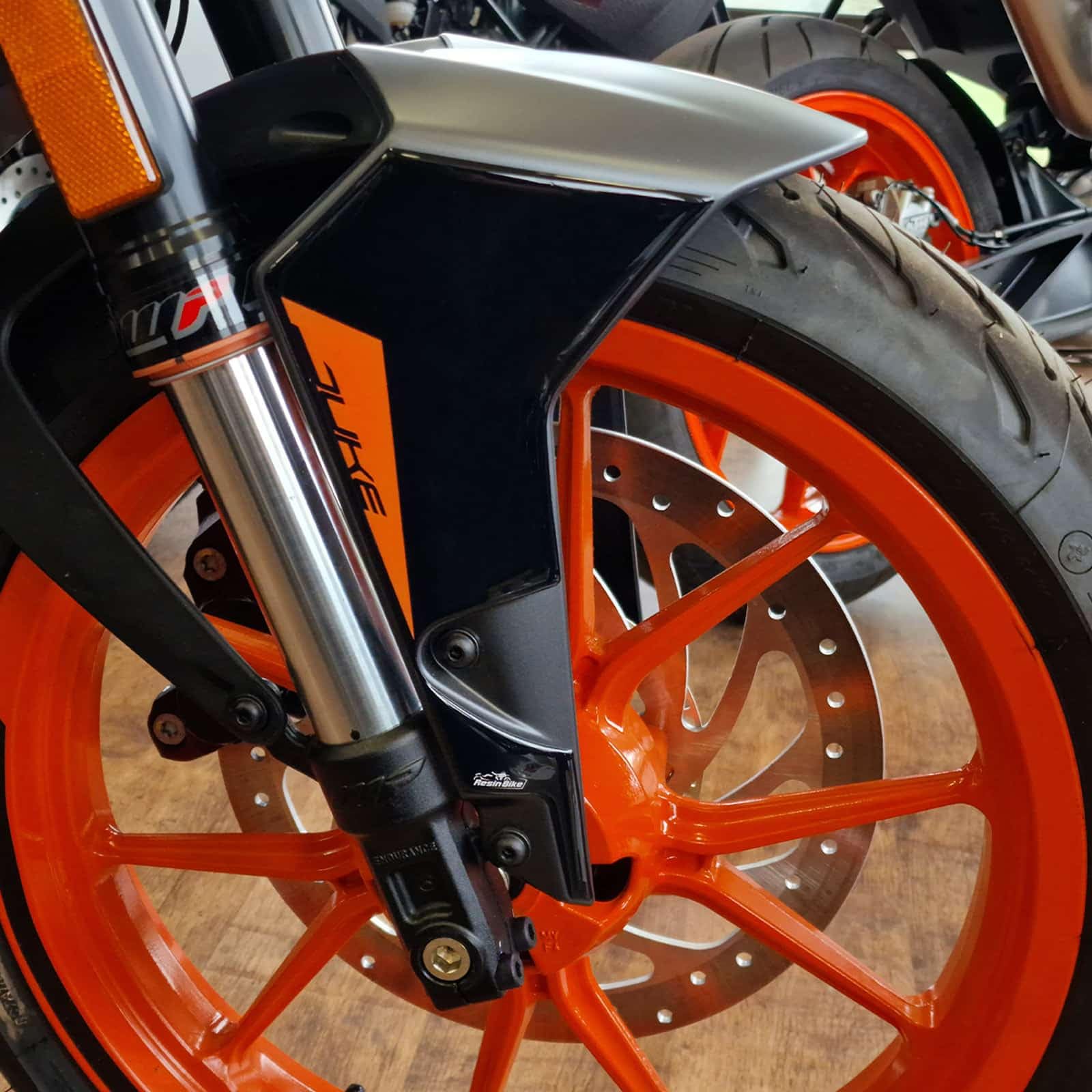 Resin Bike Adesivi Moto Compatibile con KTM Duke 125 2021-2023. Protezione Parasteli Forcella Antigraffio e Antiurto. Adesivi Resinati 3D Made in Italy