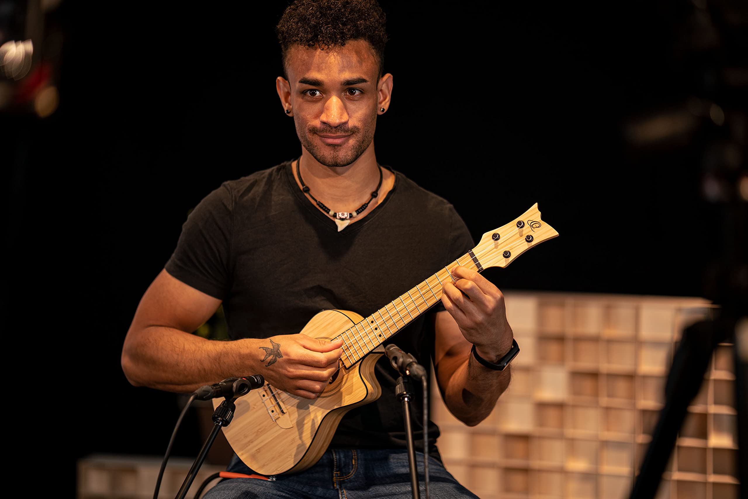 Ortega Guitars Ukulélé Concert Électro-Acoustique – Série Bamboo – Housse Incluse – Bambou, Naturel (RUNAB-CC)