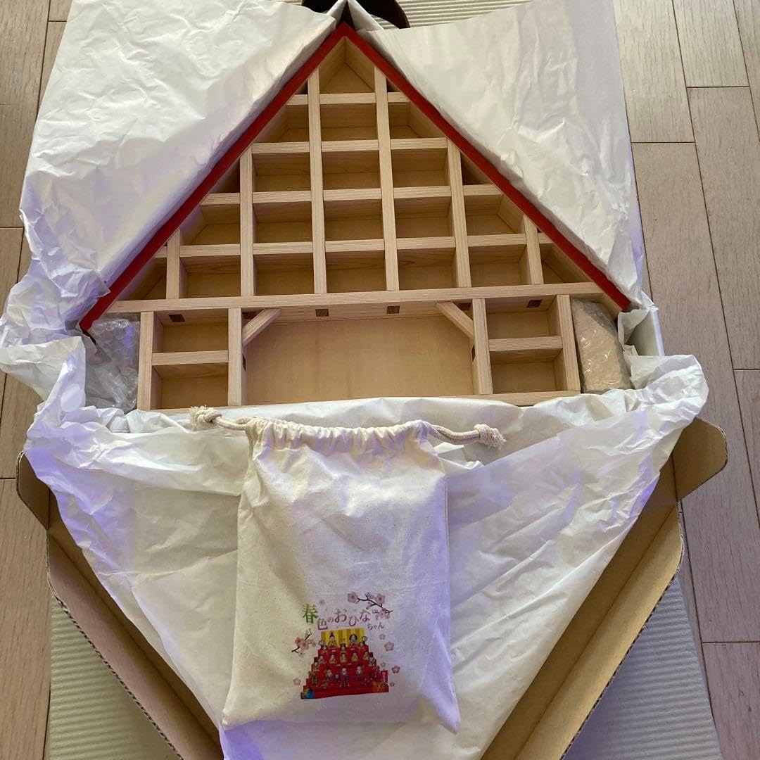 ひな人形飾りセット 木製 おひなちゃん&amp;飾り棚 さんかくぼうしのあかいおうち