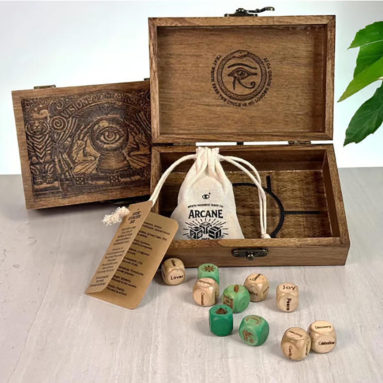 Arcane Divination Dice Set – Orakel-Würfelset mit gravierter Holzbox für Tarot-Rituale & spirituelle Praxis (2Pcs)