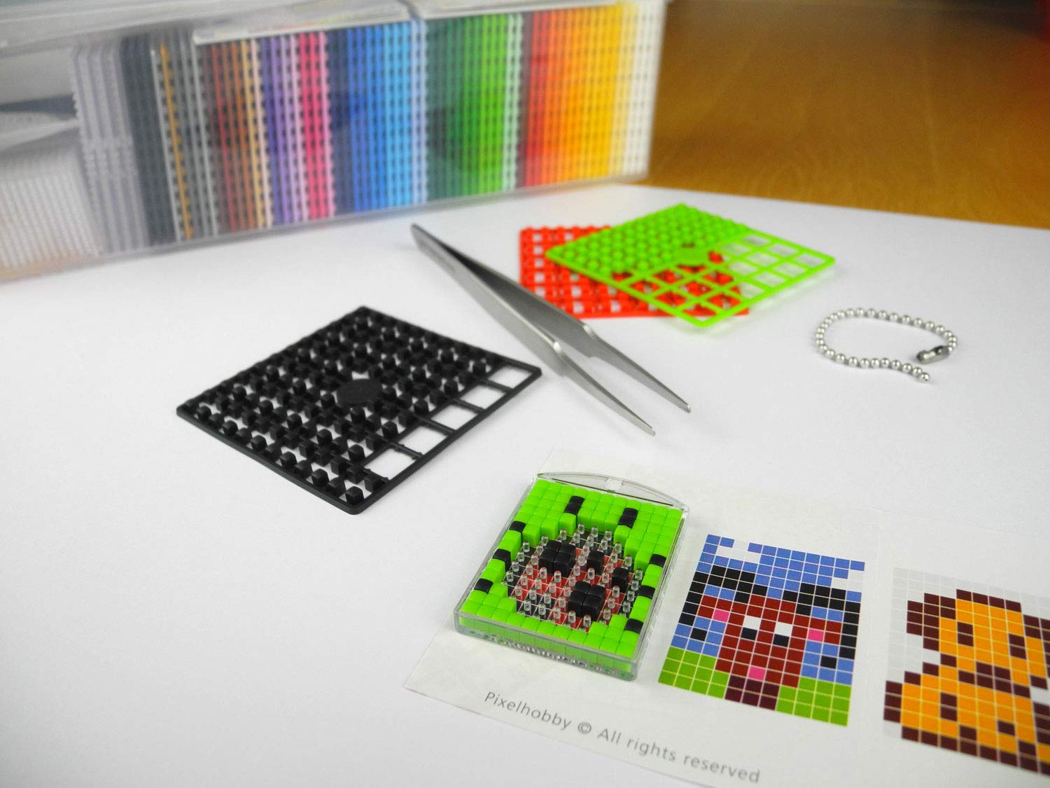 Pixel P60001-27501 małe pudełko startowe, zestaw rzemieślniczy z 60 płytkami pikselowymi, 4 płytkami podstawowymi, 12 medalionami z łańcuszkiem i 4 mini książeczkami z wzorami