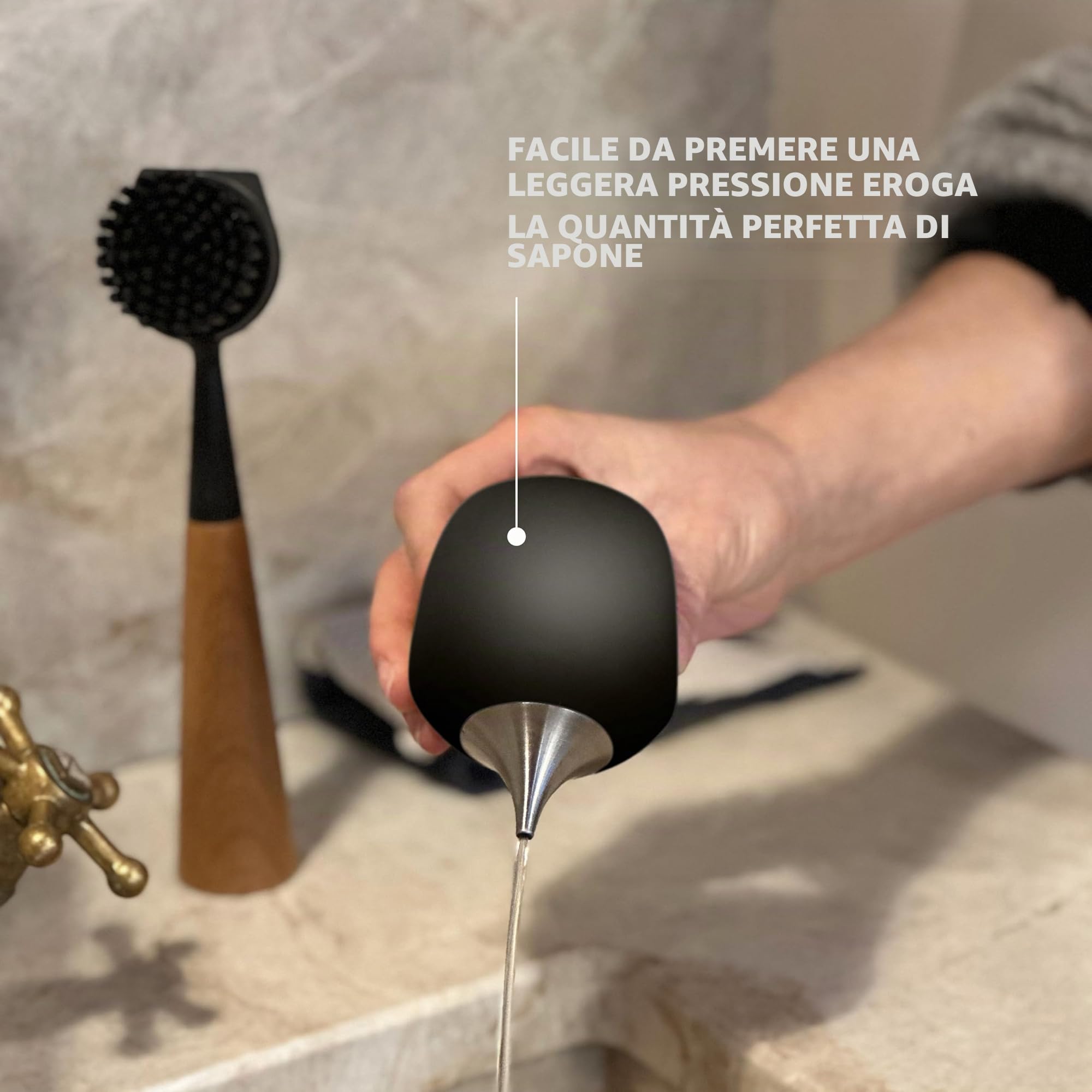 EVA SOLO | Dispenser di sapone | Silicone con beccuccio in acciaio inossidabile per piatti da cucina o sapone per le mani | Design, funzionalità e qualità danesi | Nero