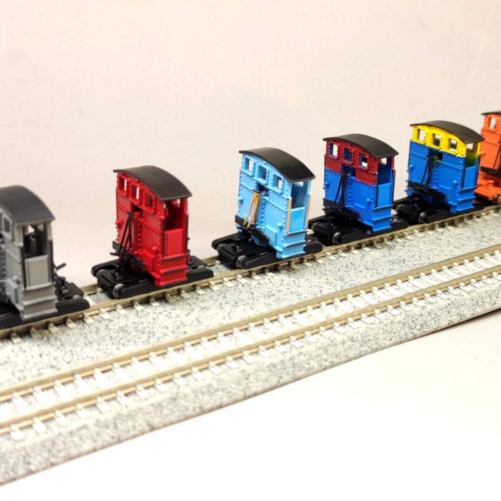Réplique de Locomotive Statique Locomotive de Manœuvre Maquette Train Modèle Ho 1/87 en Plastique Courbé Châssis avec Attelage Adaptée pour Collection Vitrine Décor Ferroviaire, Bleu, Jaune