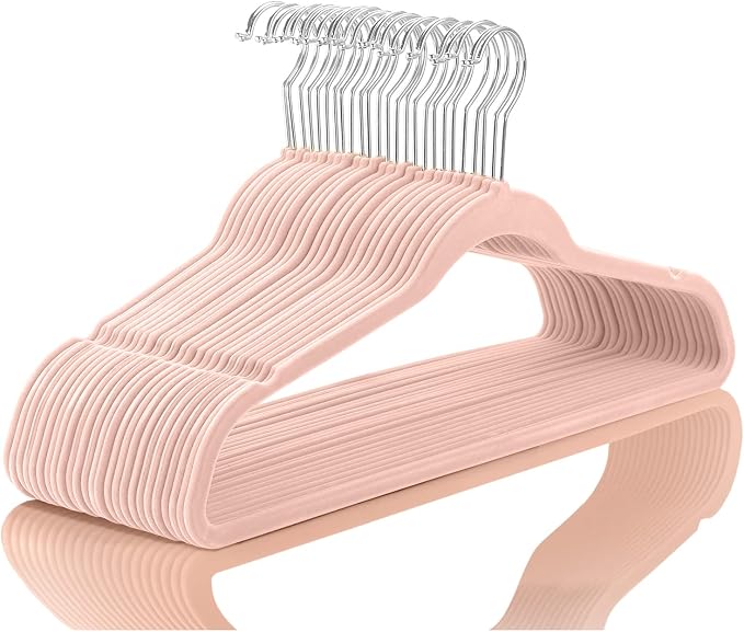 60pc Velvet Hangers in white/gold