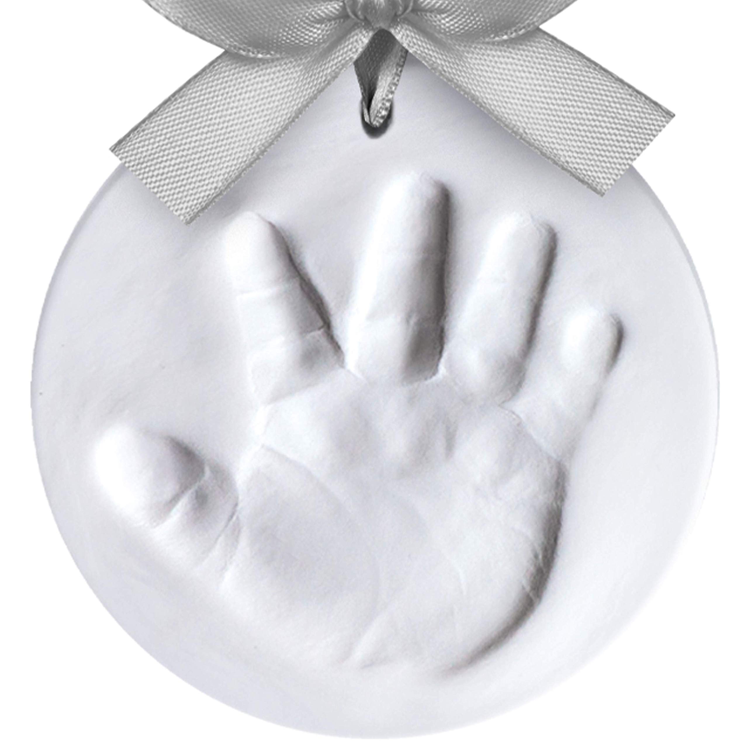 Dooky Happy Hands Ornament Juego de huellas de mano o de pie para un bebé como recordatorio (diámetro: 10,5 cm, fácil de manejar, incluye arcilla de modelar y cinta para la piel), plata