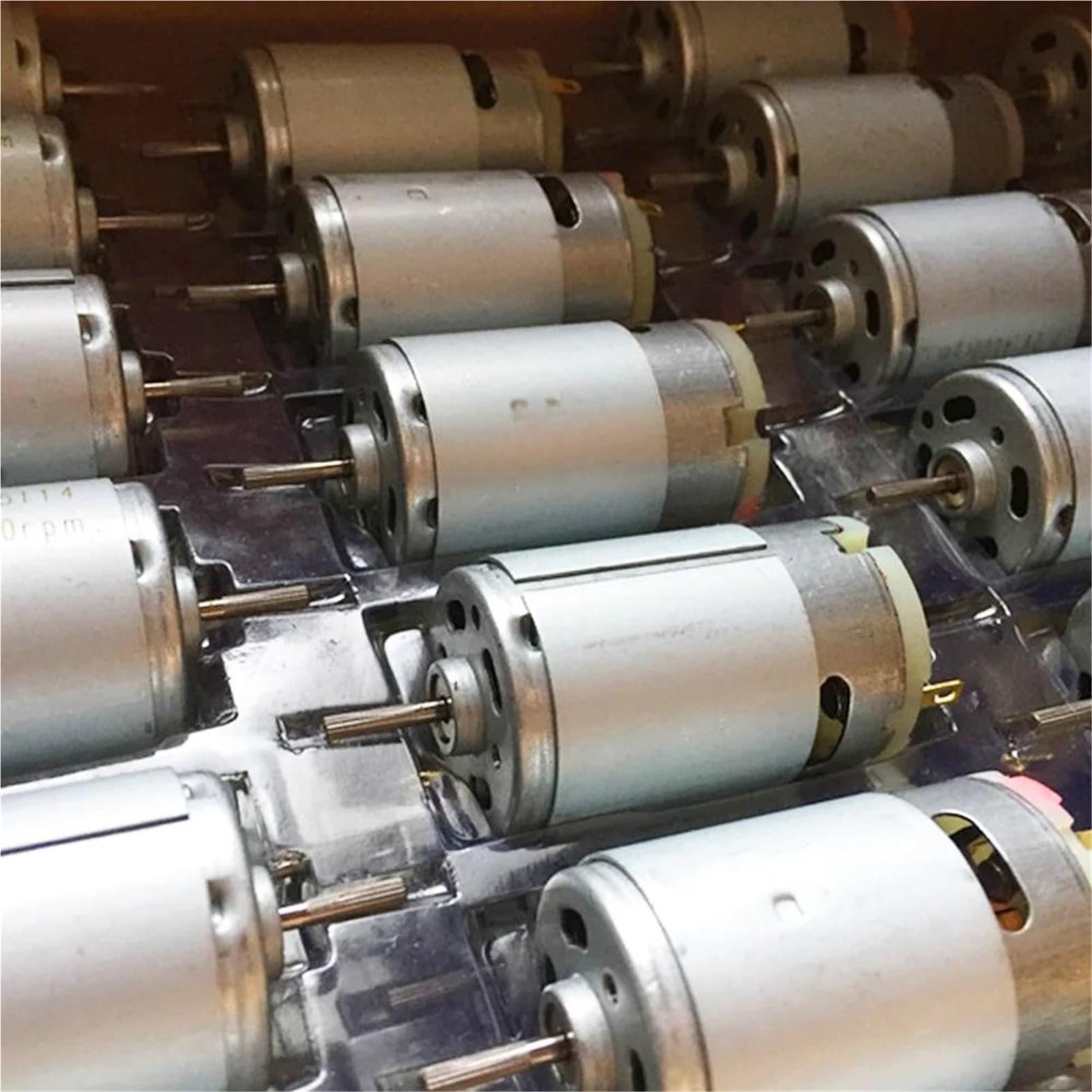 Alto rendimiento 3/5/10 piezas de escobillas carbón for motor Micro 390 CC, 6-14,4 V, 7,4/9, 8800 RPM, con imán potente y gran par for husillo para generador(5PCS)