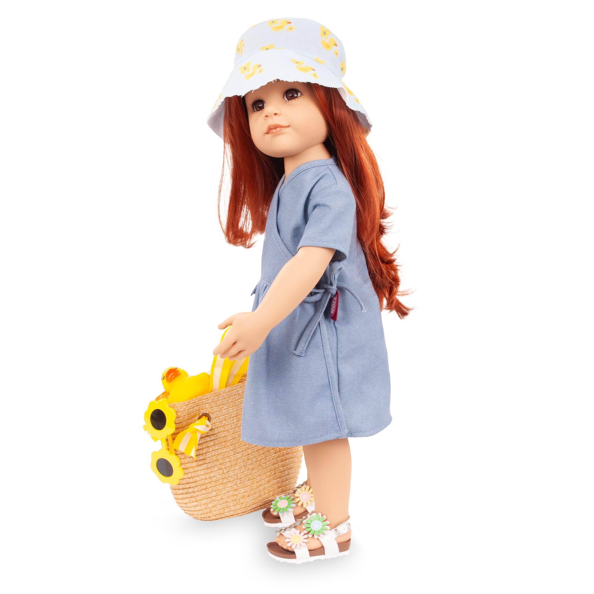 Götz 2659016 Hannah Little Duck Puppe 50 cm Stehpuppe 9-TLG | für Kinder ab 3 Jahren, rote Haare, braune Augen, blaues Wickelkleid, Sonnenbrille, Basttasche, frisierbar, Vinylhartkörper