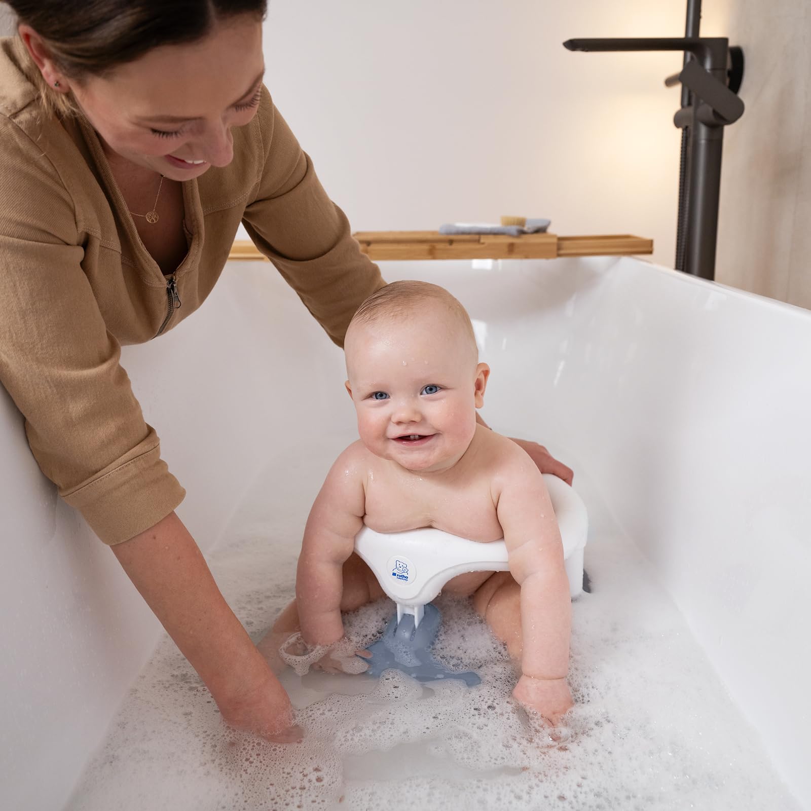 Rotho Babydesign Seggiolino da bagno blu - Antiscivolo ed elevato comfort di seduta con blocco di sicurezza per bambini - Ausilio per la seduta