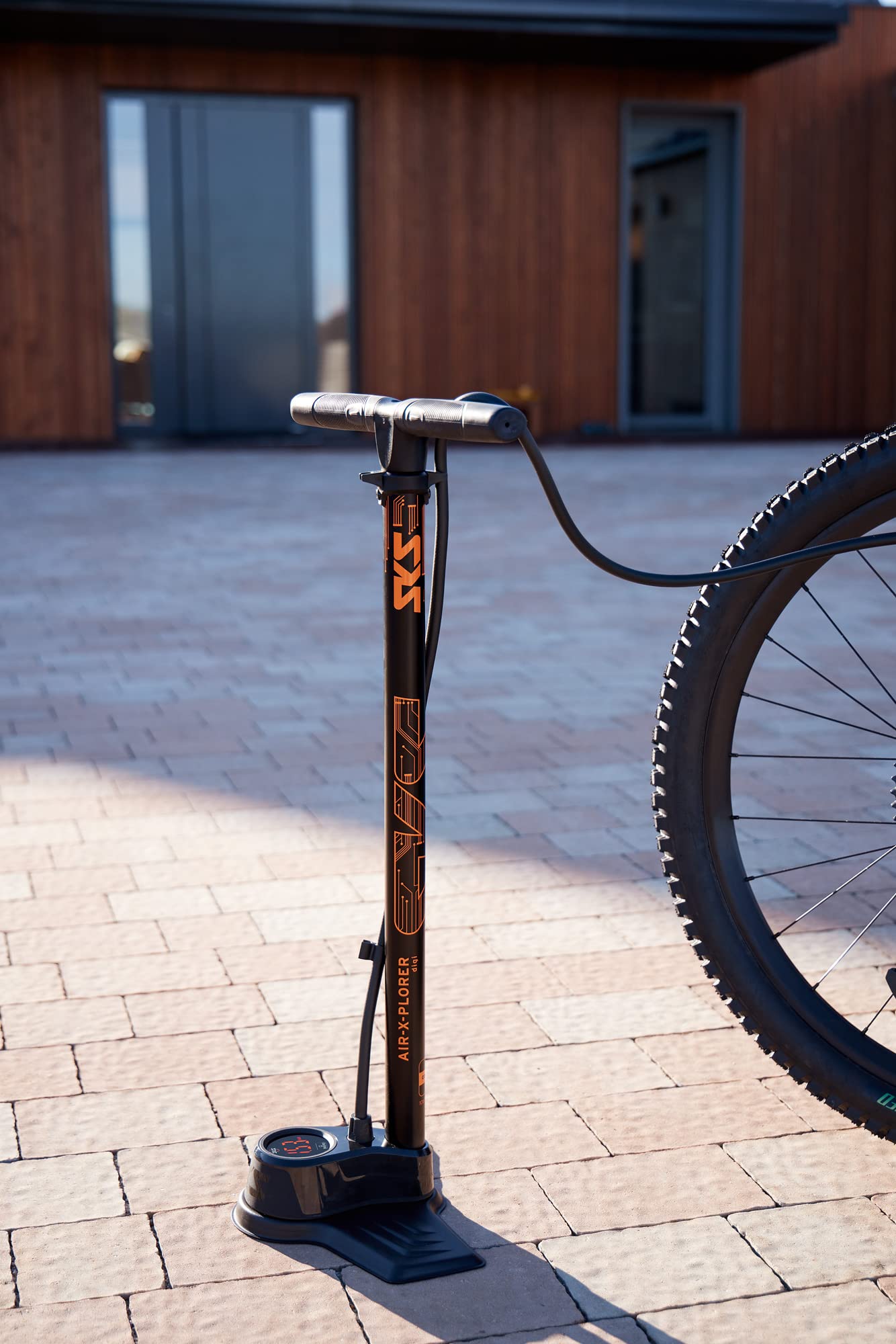 SKS GERMANY AIR-X-PLORER Digi 10.0 Pompe à air, Pompe à vélo (Pompe à Pied avec manomètre numérique à LED, précision de Mesure, tête de Valve Multi Valve, poignée Soft-Touch & Long Tuyau), Noir