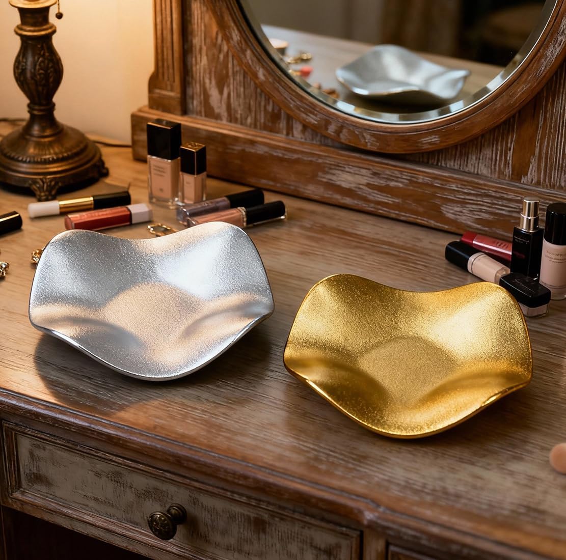 Ceramic jewelry tray with a luxurious metallic finish. 6.5-inch 2-piece set in gold and silver. Ring dish, ceramic jewelry tray, perfect for giving to friends, sisters, or mom. (Gold and silver)