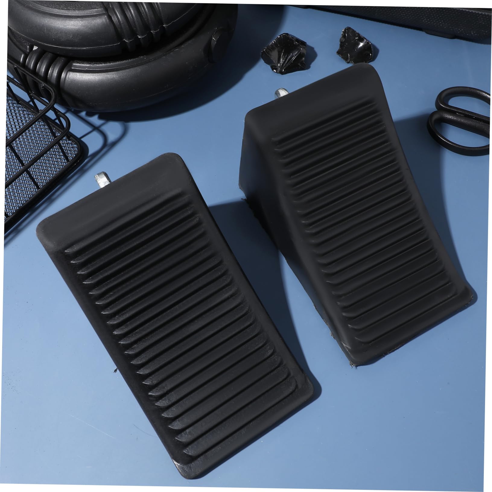 Anneome Calzos de Goma Negro para Ruedas, Tope Resistente y Fiable, 2 Piezas Ideales para Aparcamientos y Muelles de Carga, Accesorio para Bloquear Vehículos
