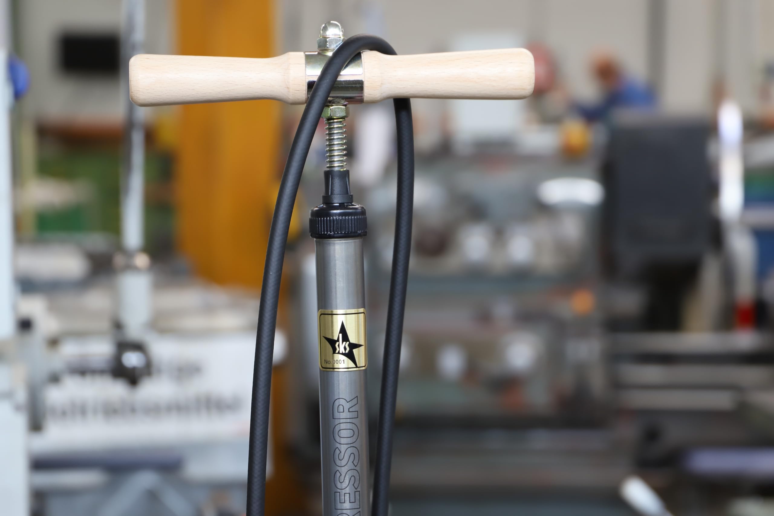 SKS Germany Pompe à Pied RENNKOMPRESSOR60 (y Compris la tête de Valve MV Easy (SV, AV, DV) et SKS CLIK TEC, manomètre de précision, Tube en métal, Pied en Fonte, poignée en Bois, Pression Max. : 16