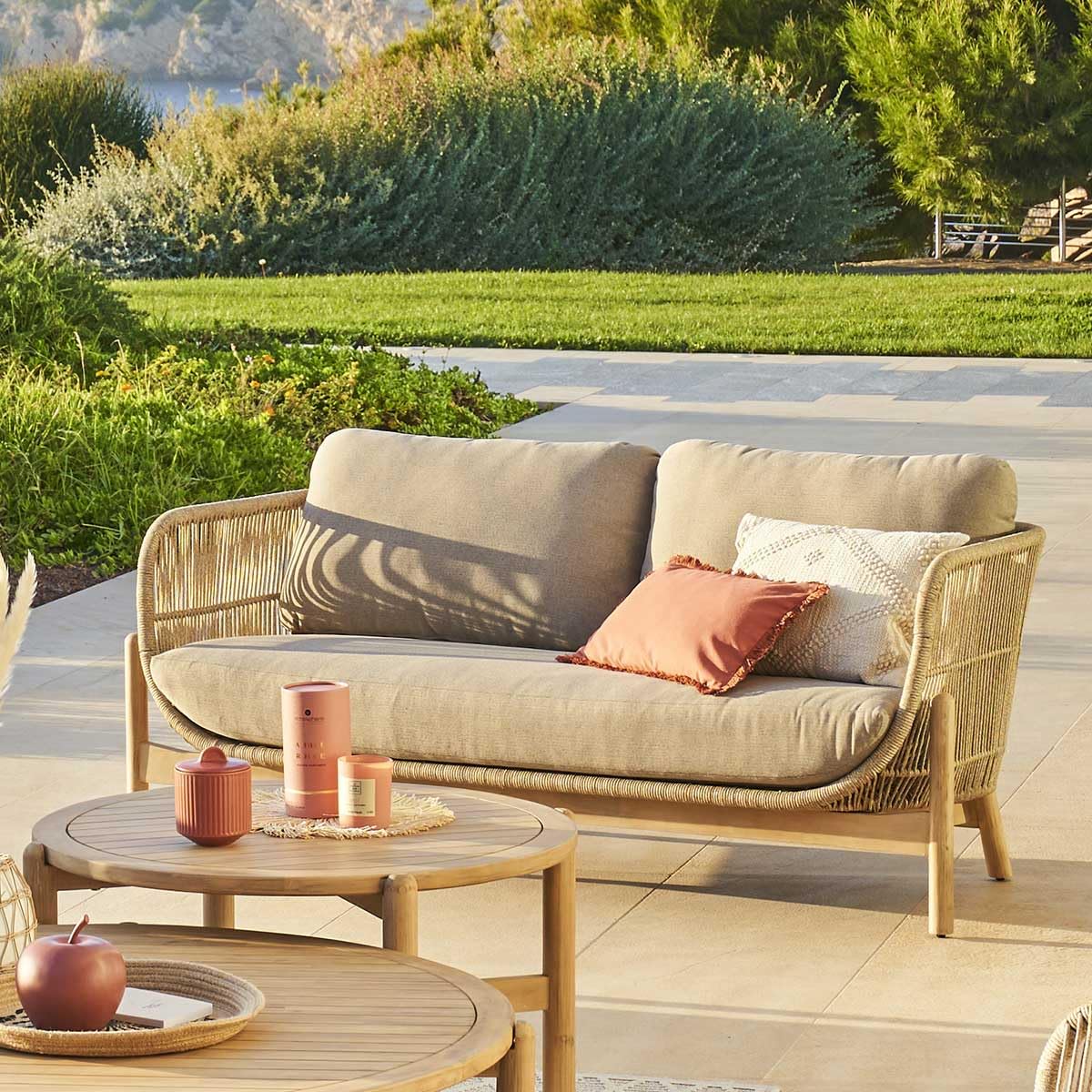 HESPERIDE - Canapé de Jardin deona Taupe et Acacia - 2 Places - Coussins Déperlants Déhoussables Mobilier d'Aménagement pour Jardin, Terrasse, Balcon