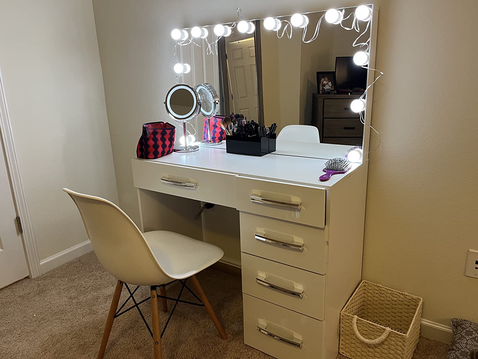 45/mo Finance Boahaus Saranya Modern Vanity Table, Light Bulbs