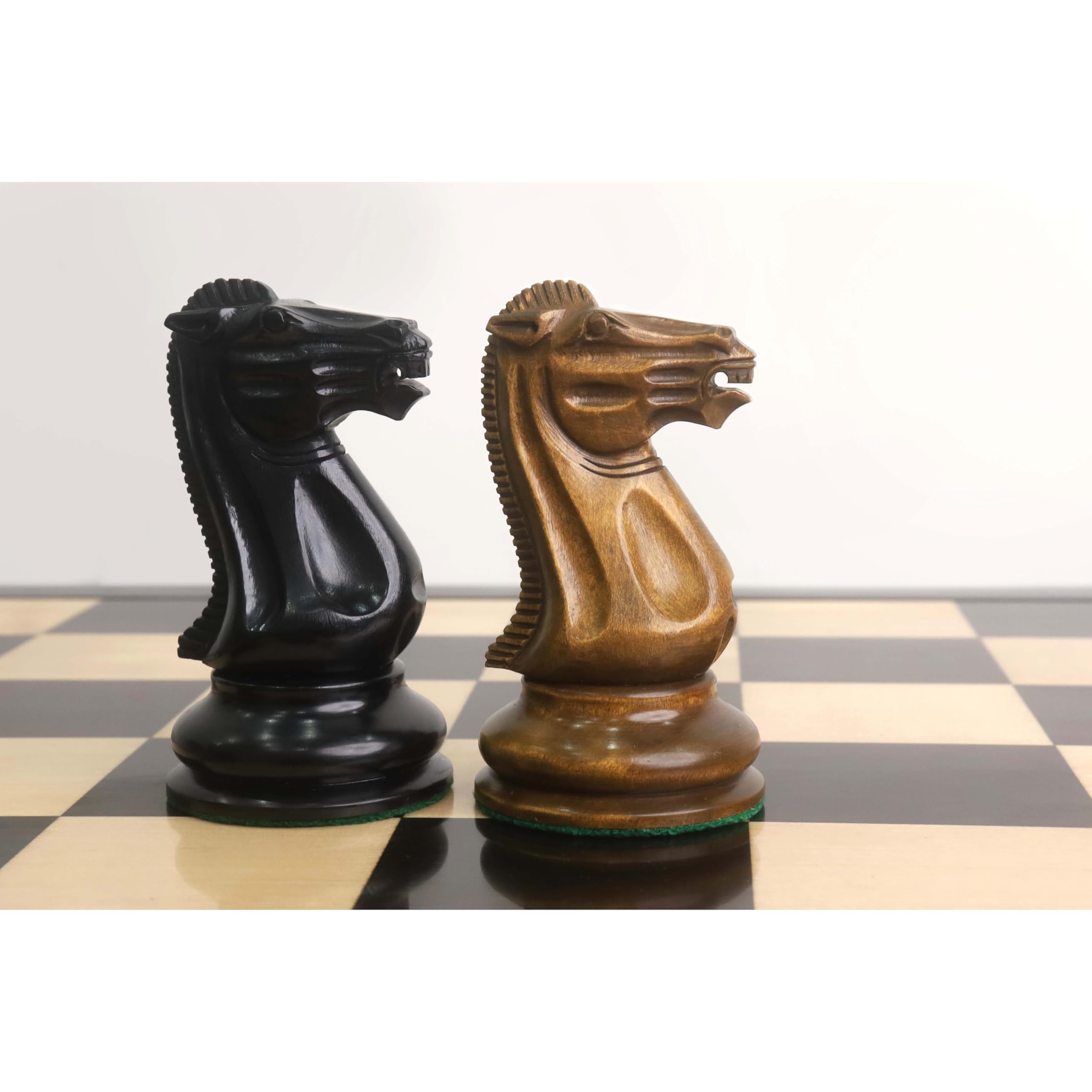 Royal Chess Mall Juego de ajedrez The Giant 1849 Staunton - Sólo Piezas - Ébano y Madera de boj Envejecida - Rey de 6,2 Pulgadas