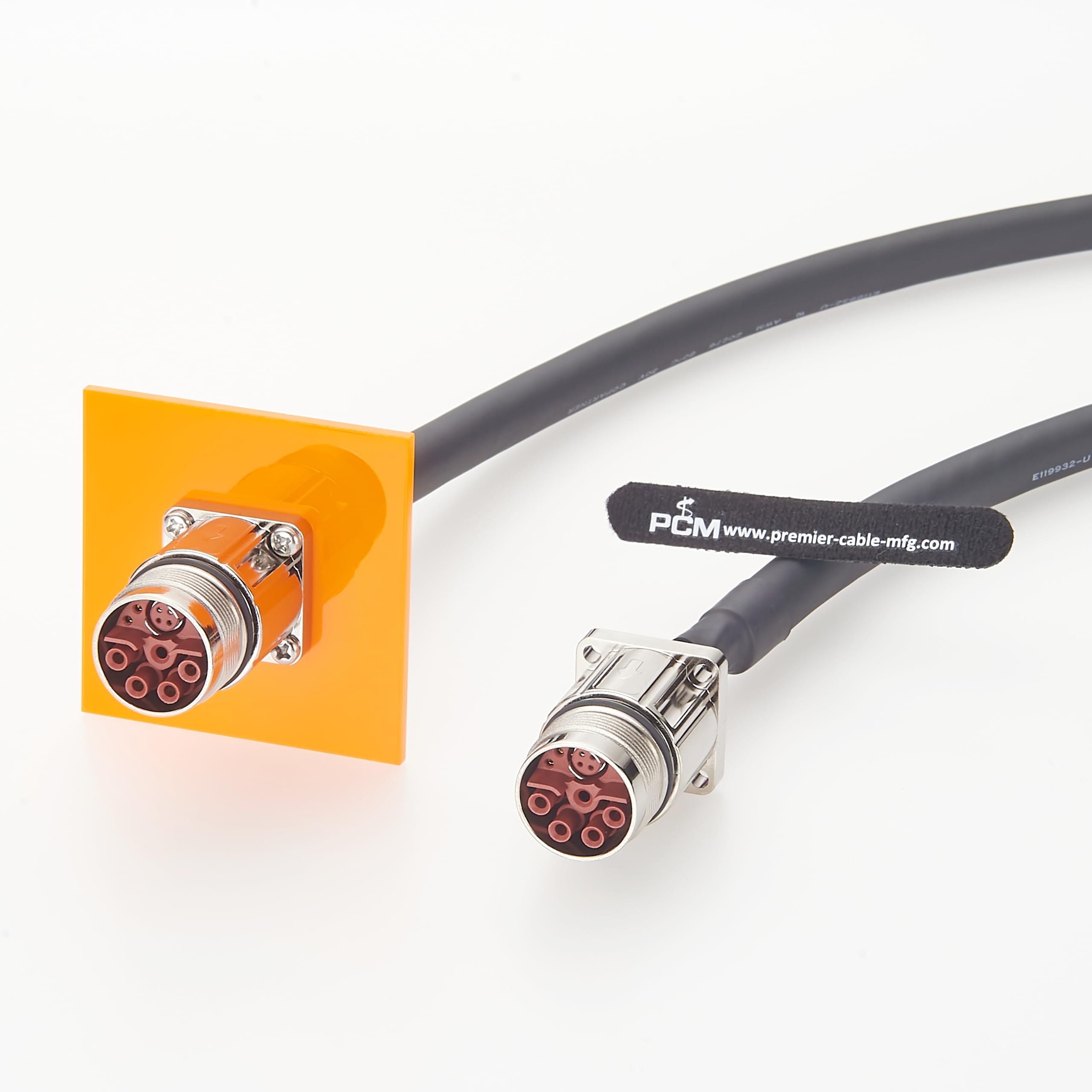 Conector híbrido M23 para datos y energía: evite interferencias en montaje de paneles 8