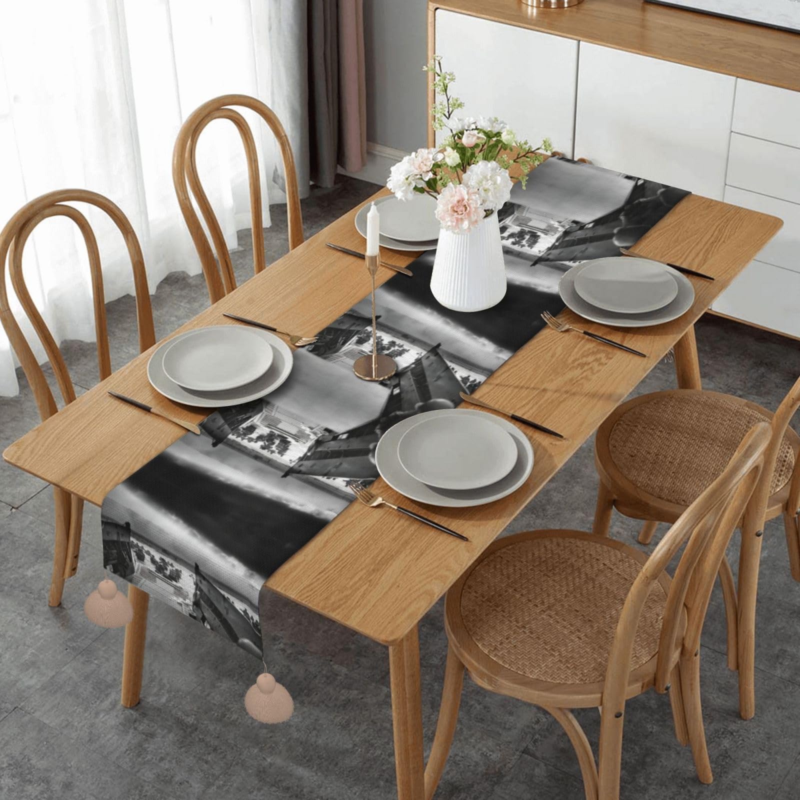 Chemin de table avec pompons bohème pour un mariage ou repas de fête