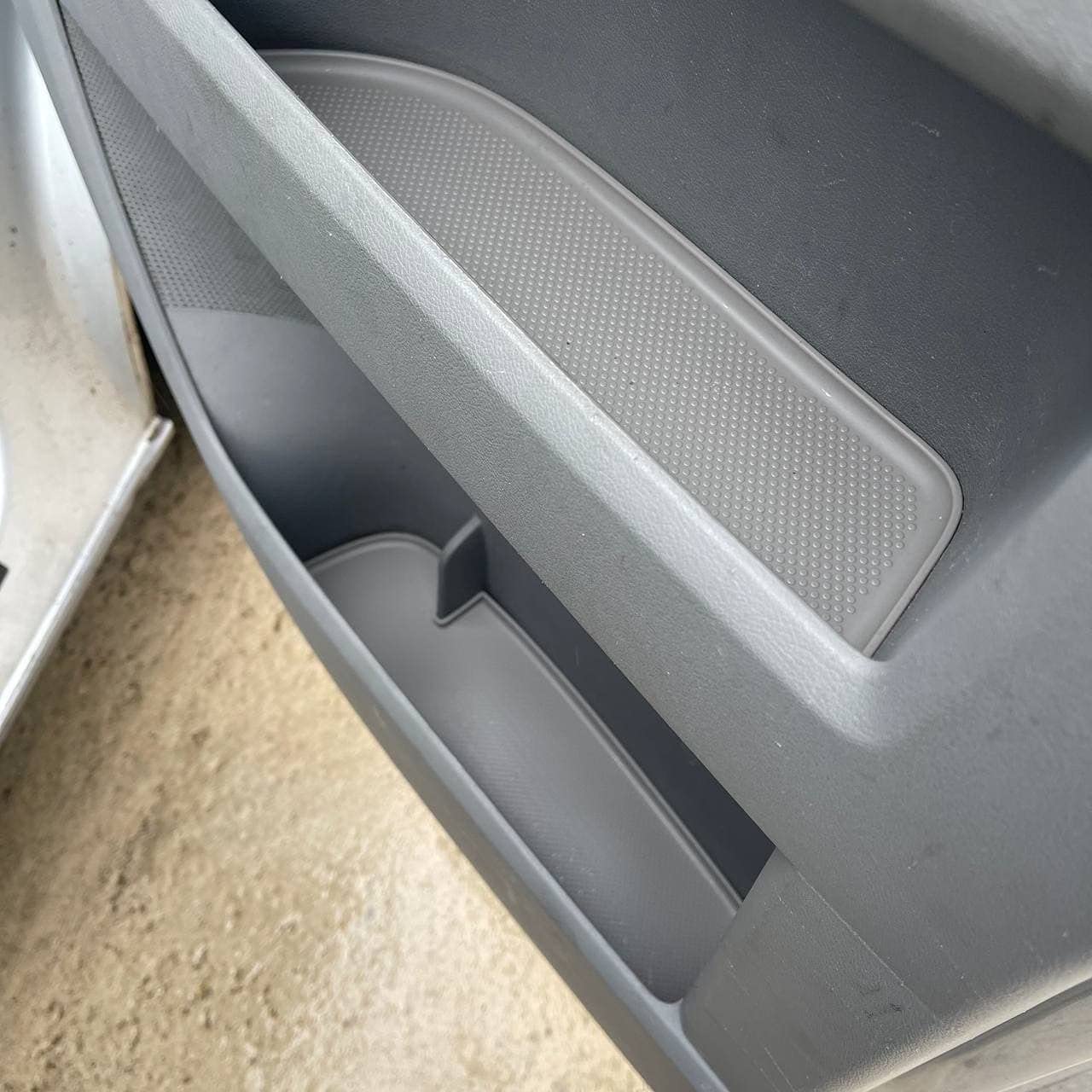 VAN-X kompatybilne z VW T5, T5.1 wkładki do kieszeni drzwi, guma, wkładka do drzwi (jasnoszara), podwójny pasażer + stylizacja wnętrza kierowcy