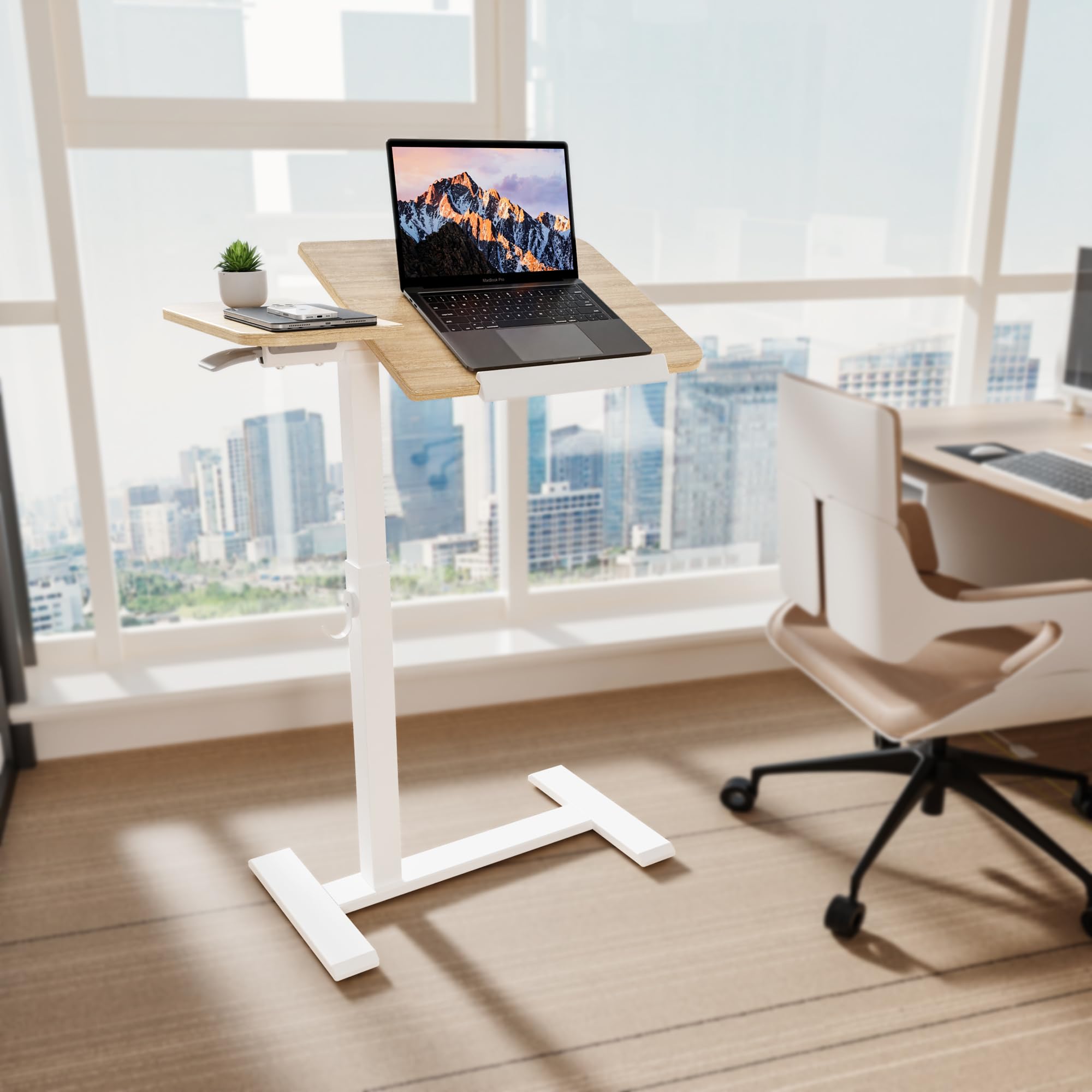 ETHU Laptoptisch Höhenverstellbarer, Multifunktionale Beistelltisch mit Neigbarer Arbeitsplatte und Eingelassenen Rollen, Mobiler Betttisch Ergonomischer Stehpult für Büro und Zuhause (Eiche)