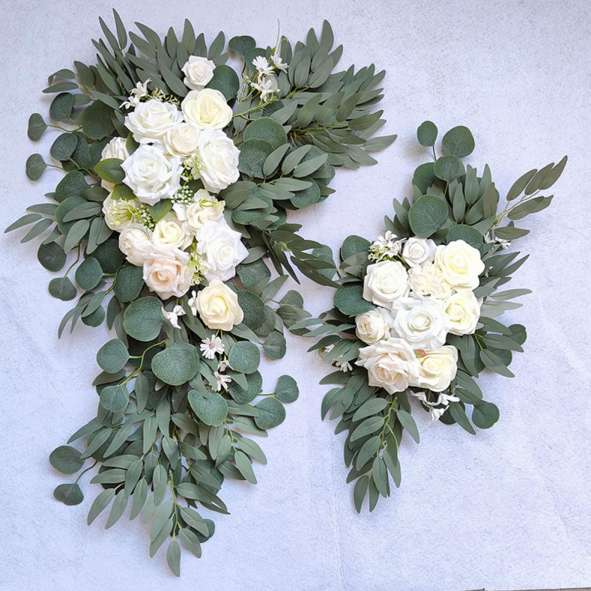 PATKAW Künstlicher Blumenbogen für Hochzeit mit Weißen Seidenblumen und Gazestoff Elegant und Pflegeleicht als Tischdekoration für Zeremonien
