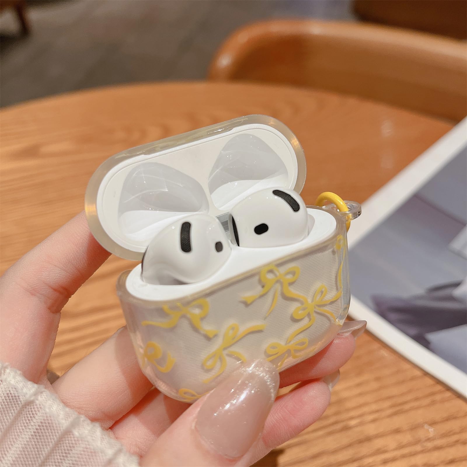 Newseego Hoesje compatibel met AirPods 4e generatie, schattig en esthetisch strikje print patroon ontwerp met sleutelhanger voor meisjes vrouwen zachte TPU schokbestendige beschermende oplaadpod hoes