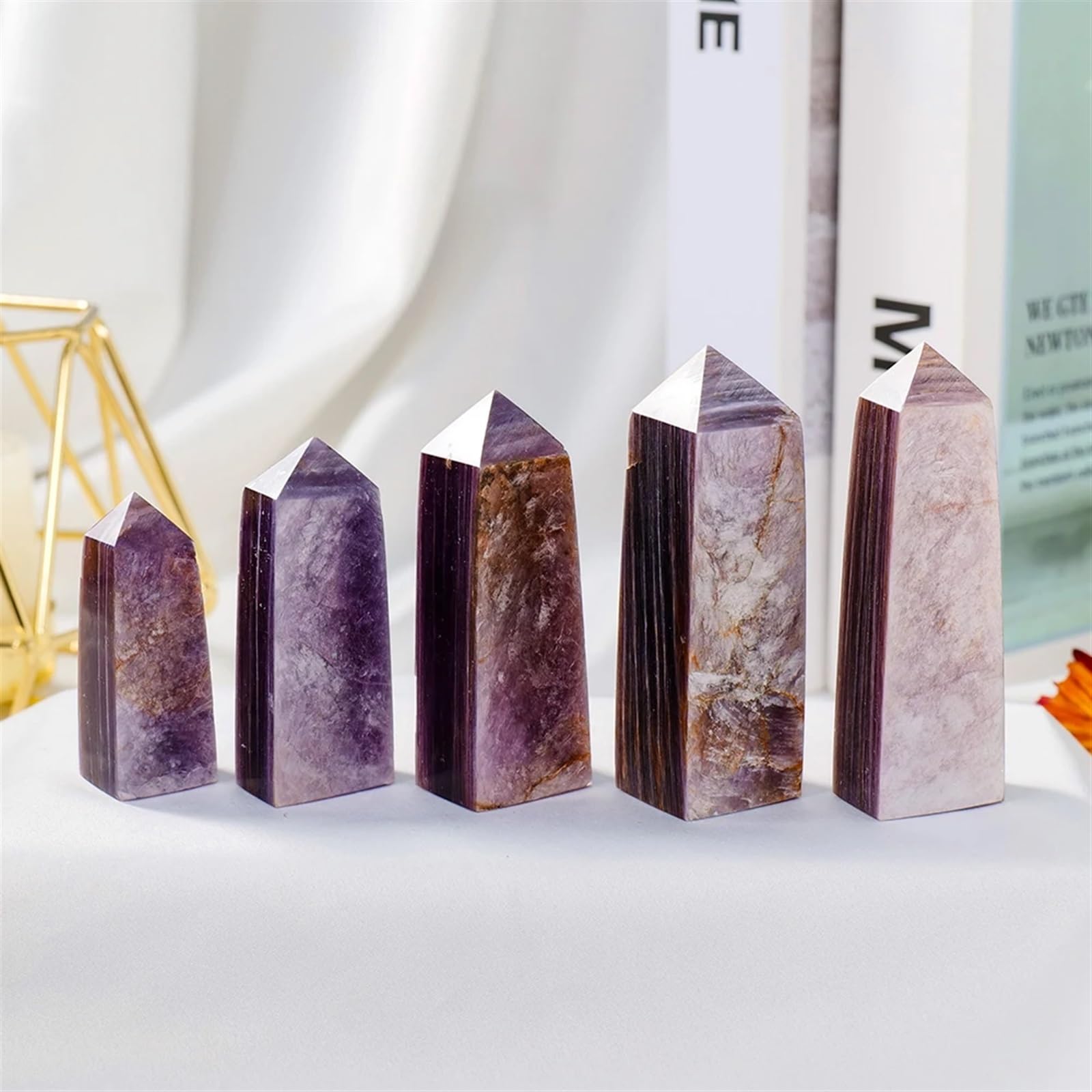Kristallornamente Natürlicher lila Lepidolit-Kristallturm, magischer Punkt, Kristallpyramide for heilende Heimdekoration Wunderschöner Kristall(70-100g)