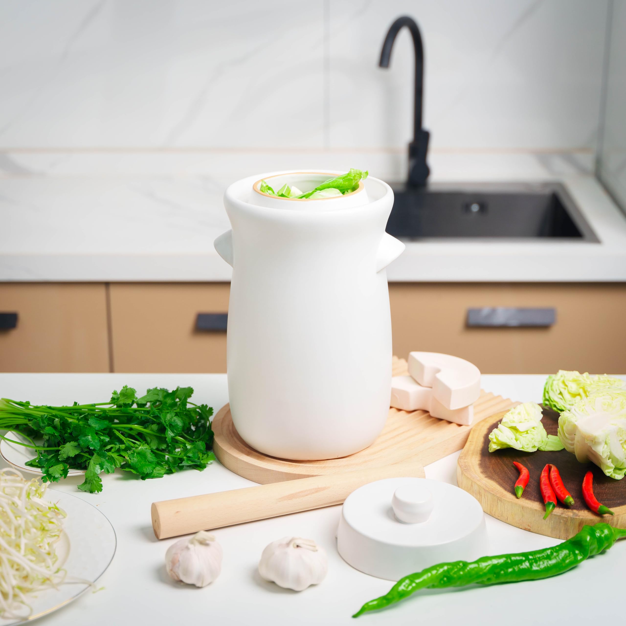 Fermentation Crock - Olla de cerámica de 3.8 litros/1 galón para fermentar, encurtir kimchi, encurtidos, verduras, kombucha, fermentador esmaltado con pesos de piedra, tapa y jarra blanca