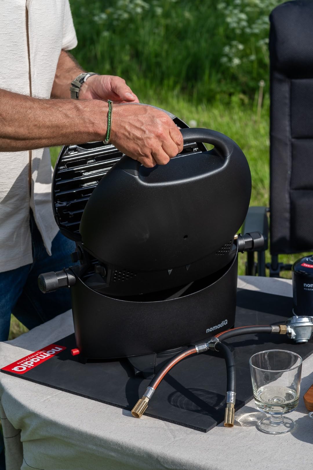 NOMADIQ BBQ Camping | Tischgrill | Compact | 2 Brenner | gasgrill camping | gasgrill balkon Wohnmobil | grillplatte, portable, outdoor, barbecue, outdoor kocher
