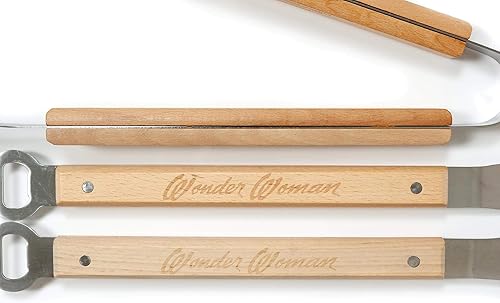 Miniatura 4 de DC Comics Wonder Woman - Juego de utensilios de barbacoa de 3 piezas para exteriores, incluye espátula, tenedor y pinzas de acero inoxidable con