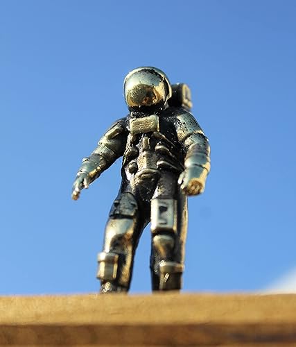 Miniatura 7 de Figura de astronauta espacial hecha a mano, coleccionable, pequeña escultura de Neil Armstrong en miniatura