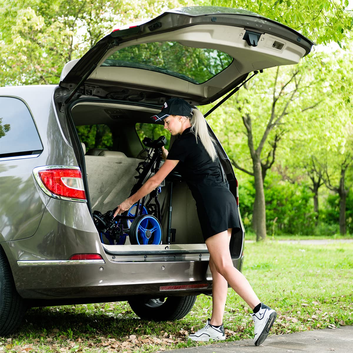 COSTWAY Carrito de Golf, Carrito de Golf Plegable con 3 Ruedas y Asiento, Mango de Altura Ajustable, Marcador, Portavasos, Paragüero, Freno de Pie, Ruedas Extraíbles