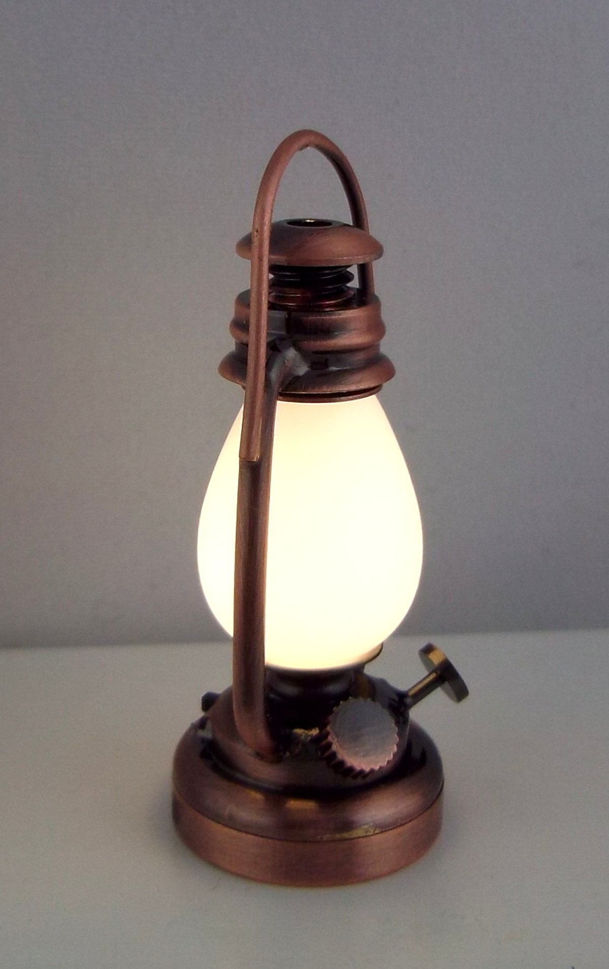 Melody Jane – Lampada A Olio/Gas In Miniatura Scala 1:12 Con LED A Batteria – Funzionante Con Magnete – Per Casa Delle Bambole