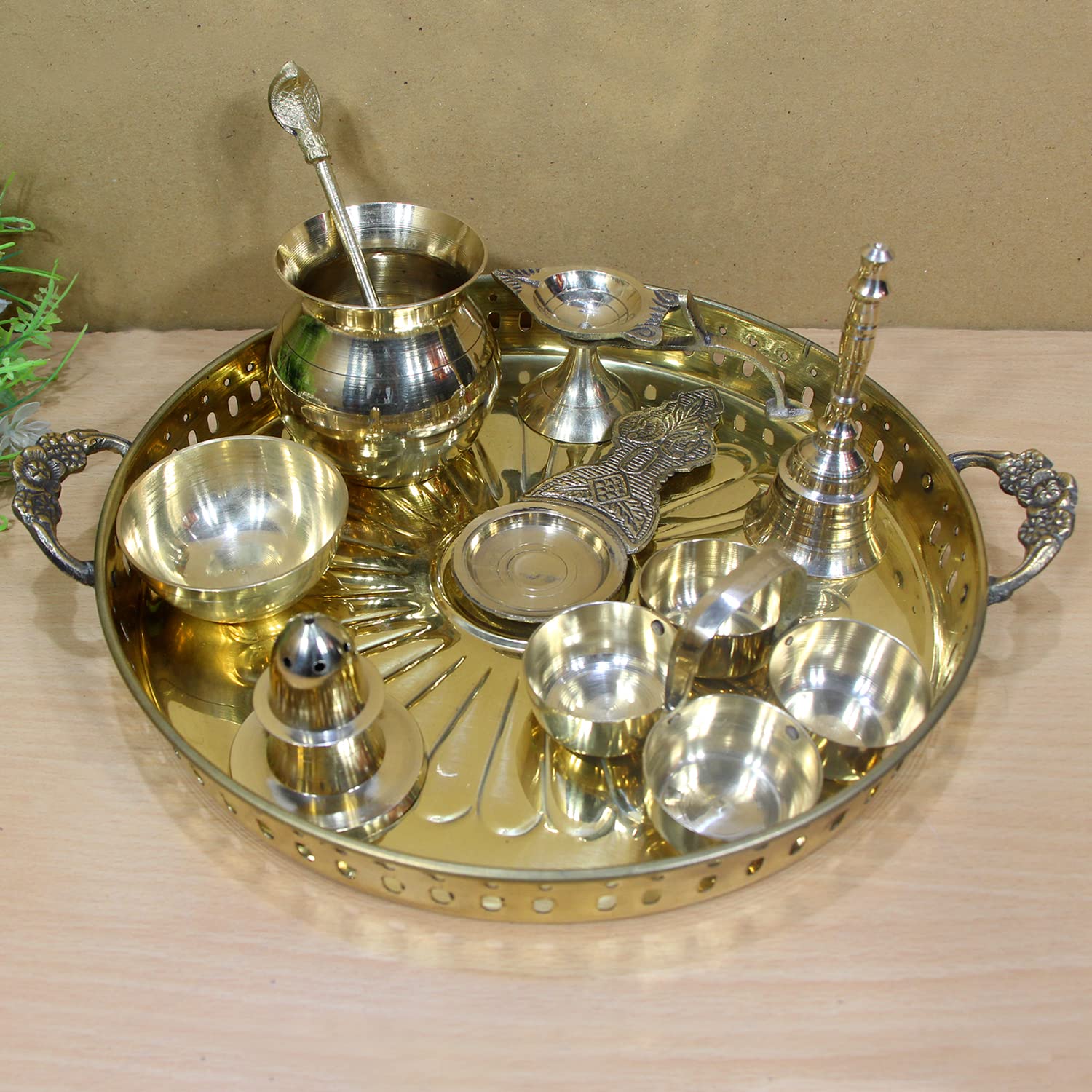 Puja Thali en laiton de 25,4 cm avec poignée élégante pour décors raffinés