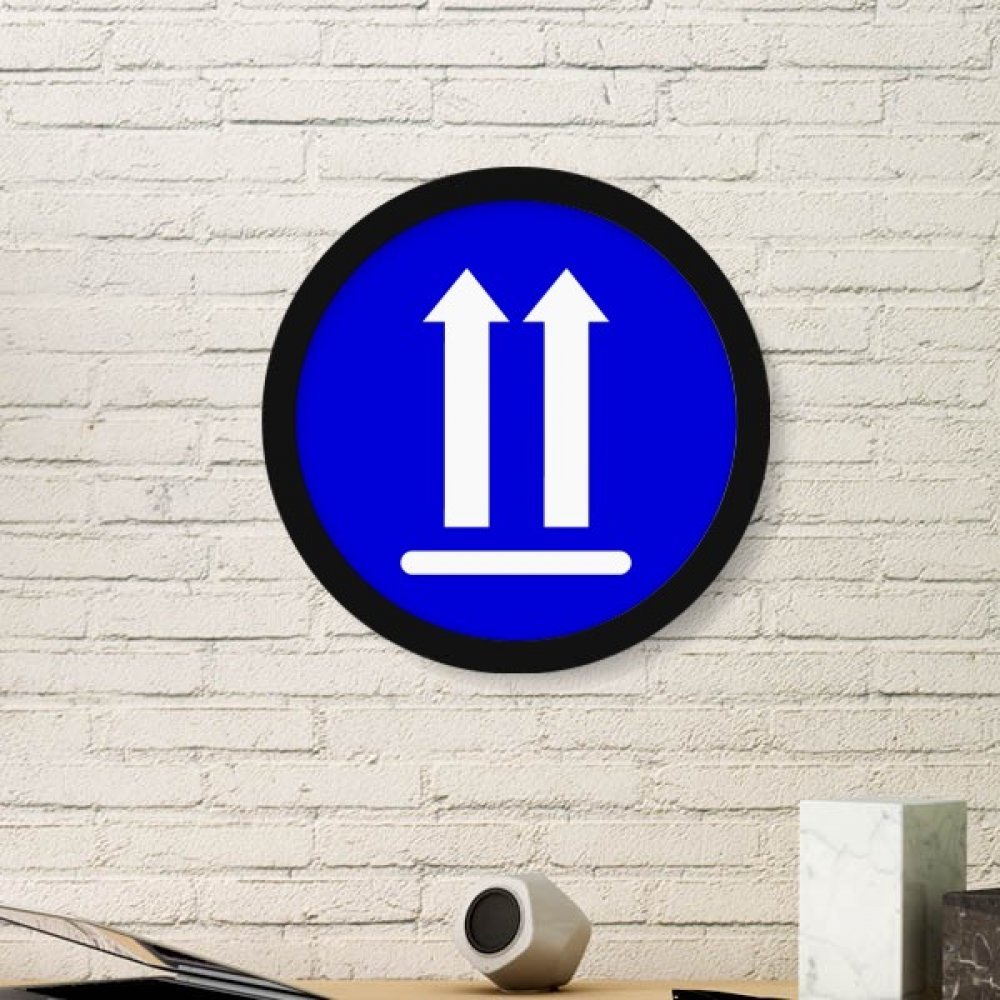 Peinture vers le haut motif carré bleu pour briser la monotonie murale cadre noir moyen