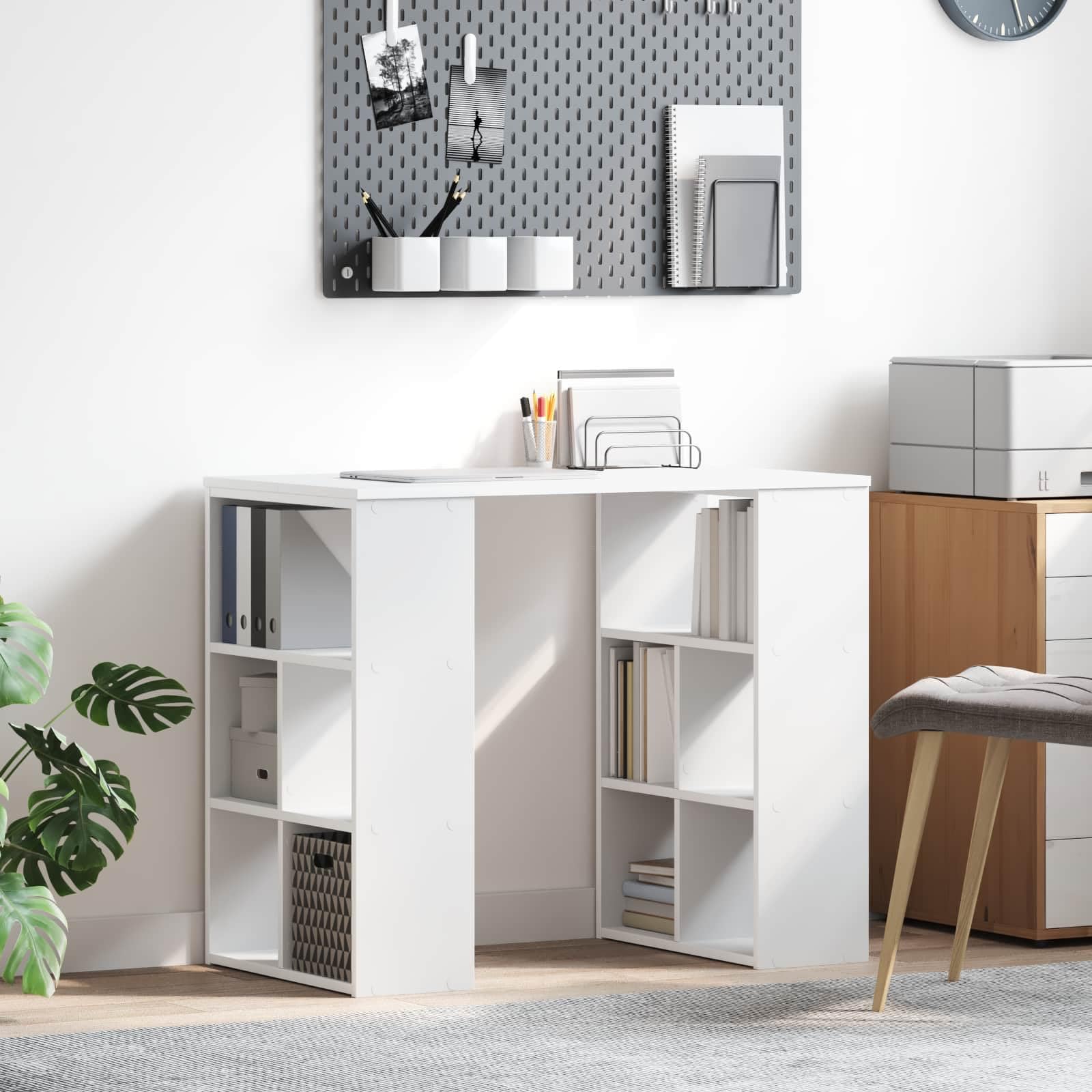 Scrivania Porta PC in Legno Ingegnerizzato Bianco 90x50x75 cm | Tavolo da lavoro compatto per ufficio o camera da letto, dotato di scaffali salvaspazio integrati.
