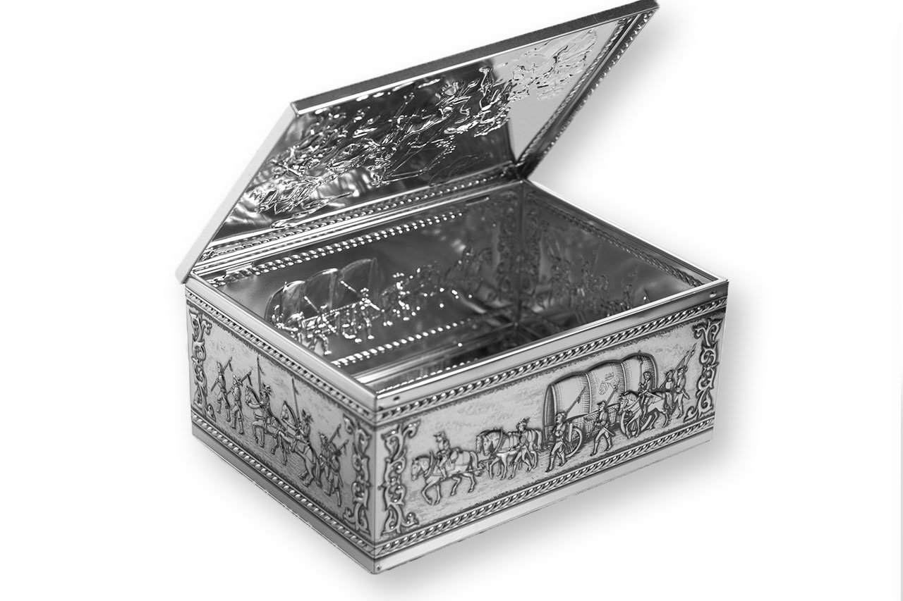 Geschenktruhe Lebkuchen Deluxe Alte Ritter Silber, ca. 2.150 g | LEBKUCHEN WELT Gefüllt mit Elisen und weiteren Köstlichkeiten – Festliche Geschenkverpackung, ideal als Weihnachtspräsent